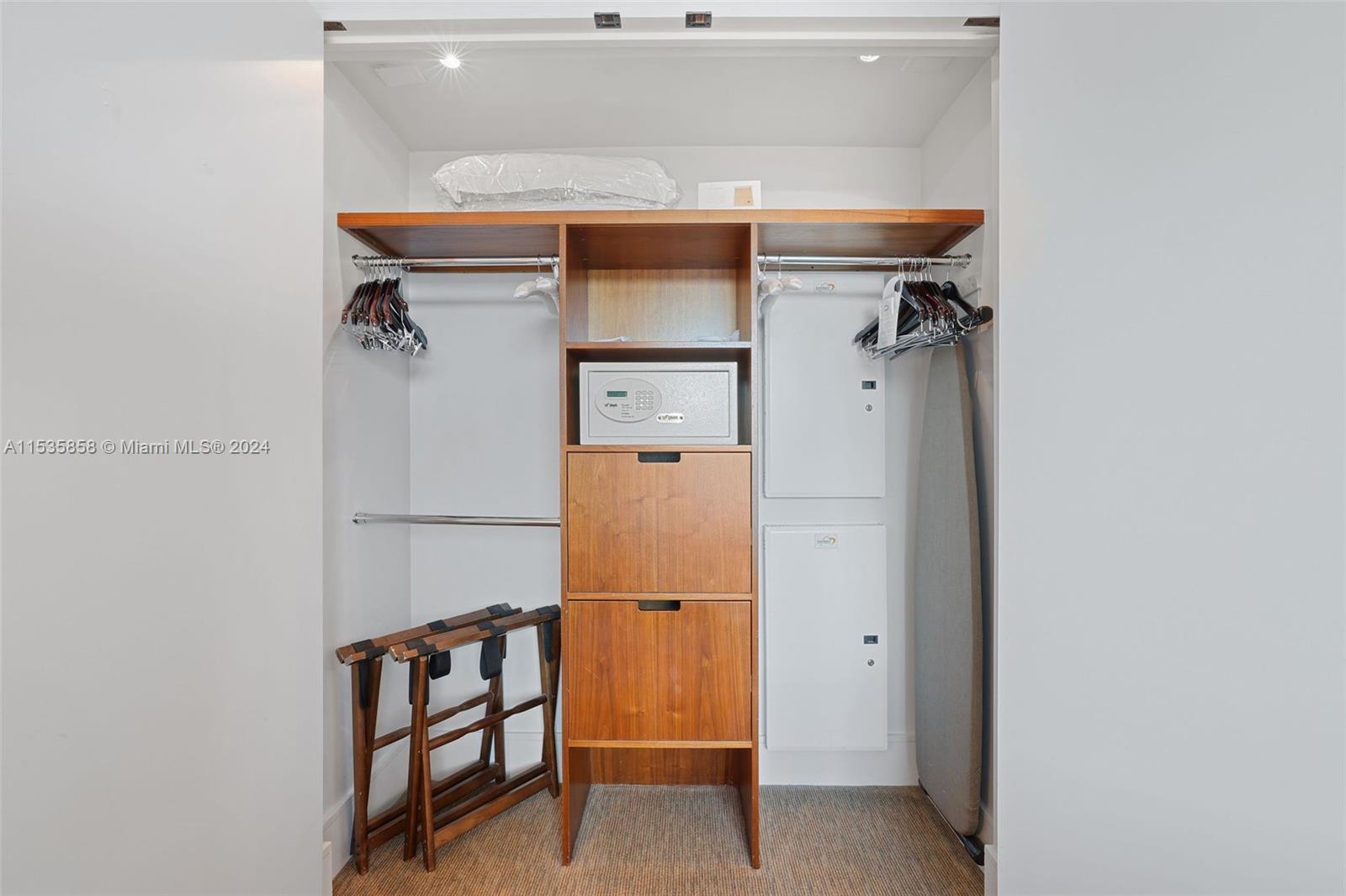 6801 Collins Ave 517, Miami Beach, Florida 33141, 1 Bedroom Bedrooms, ,1 BathroomBathrooms,Residentiallease,For Rent,6801 Collins Ave 517,A11535858