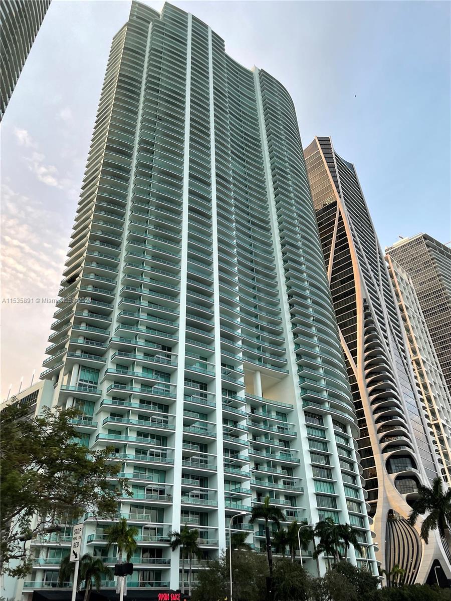 Wellcome to the Best deal in 900 Biscayne Luxurious High-rise condominium, unit available for Seasonal or Year lease 1+ Den. Located in the heart of Downtown Miami, Unit located on the 34 floor,  unobstructed and stunning panorama of Biscayne Bay view. Resident have access to all amenities, Valet parking, spa services, state-of-the-art fitness center, private screening room, business center, lap pool, resort style pool, sauna and steam room and more. Walking distance to Arts and Entertainment District, Museums, Arena, Shopping, Museum Park and More.. Fully furnished unit, one Master plus a semi private Den, conditioned with a sleeper sofa, two full bathrooms, high-end kitchen appliances, rent includes  one assigned parking space, Internet, basic  cable TV and water.