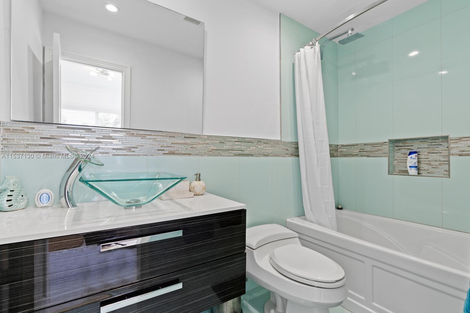 7990 Hawthorne Ave, Miami Beach, Florida 33141, 4 Bedrooms Bedrooms, ,3 BathroomsBathrooms,Residentiallease,For Rent,7990 Hawthorne Ave,A11537130