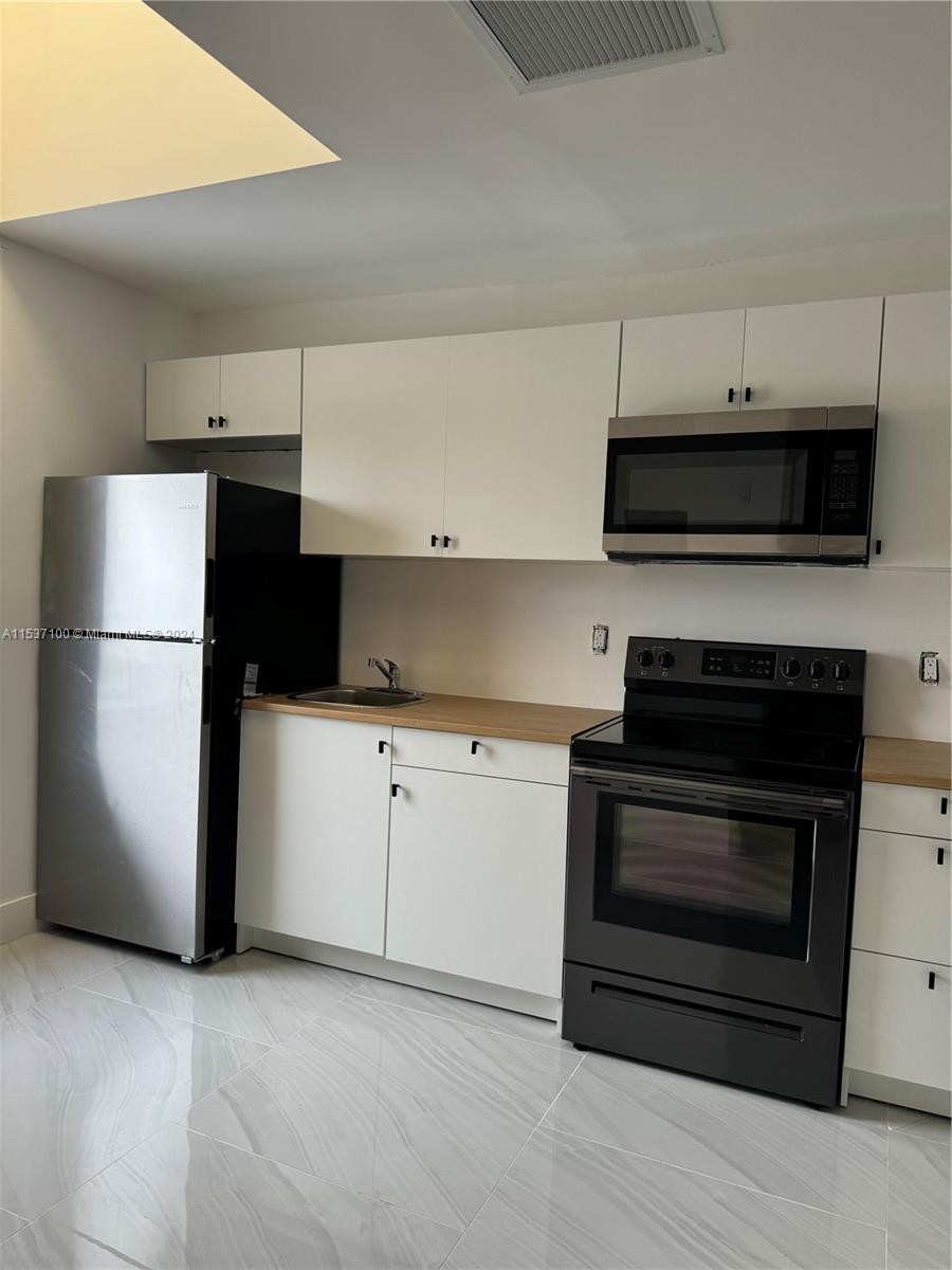 8211 Biscayne Blvd 1, Miami, Florida 33138, 2 Bedrooms Bedrooms, ,1 BathroomBathrooms,Residentiallease,For Rent,8211 Biscayne Blvd 1,A11537100