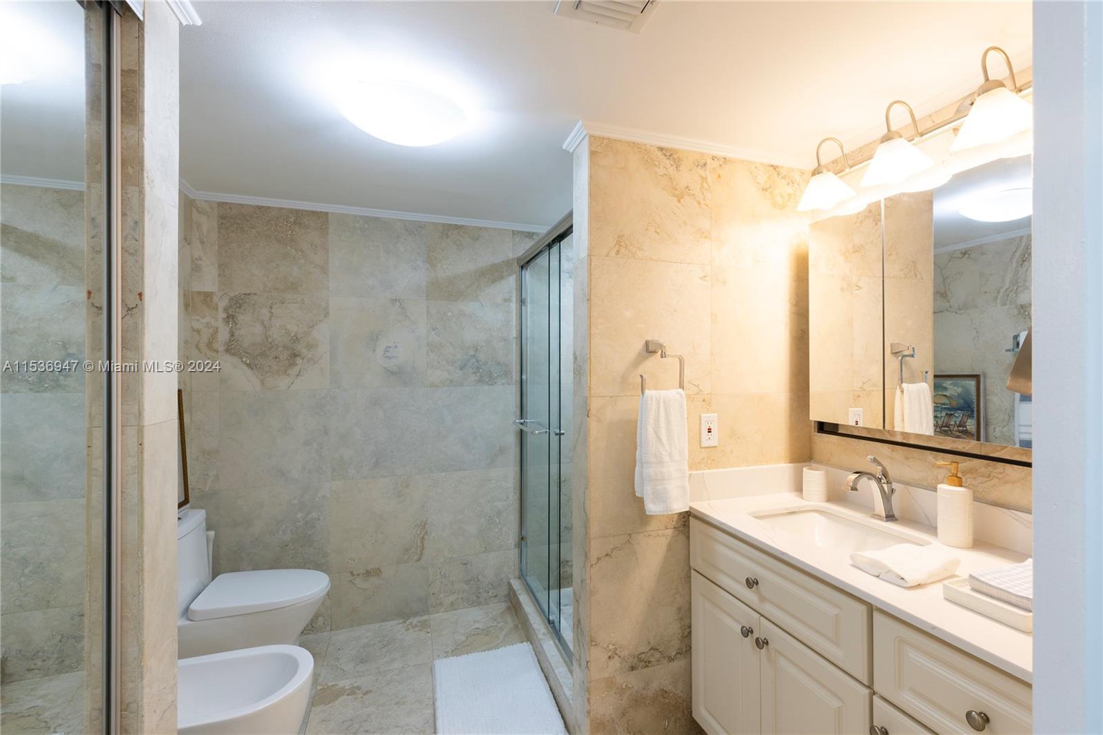 6061 Collins Ave 9F, Miami Beach, Florida 33140, 2 Bedrooms Bedrooms, ,2 BathroomsBathrooms,Residentiallease,For Rent,6061 Collins Ave 9F,A11536947