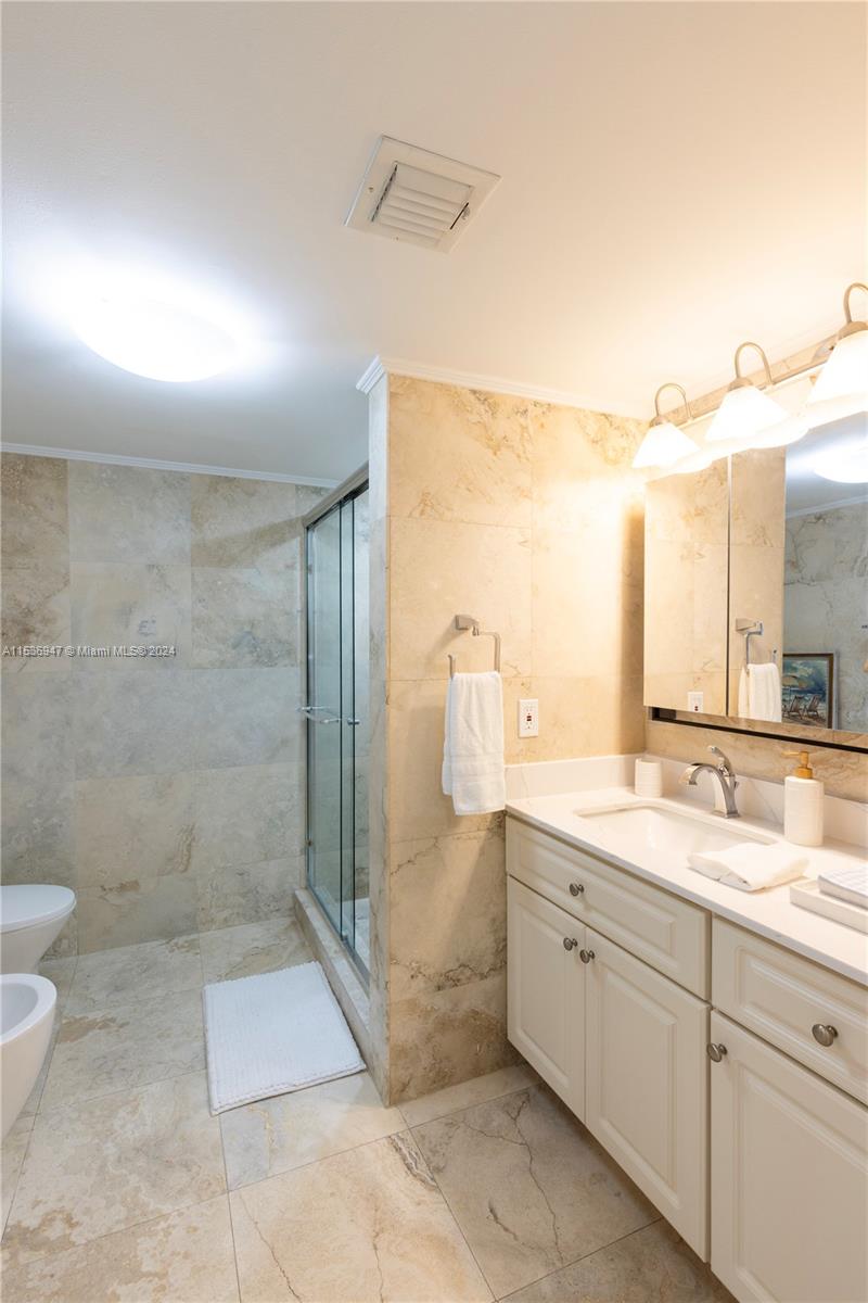 6061 Collins Ave 9F, Miami Beach, Florida 33140, 2 Bedrooms Bedrooms, ,2 BathroomsBathrooms,Residentiallease,For Rent,6061 Collins Ave 9F,A11536947