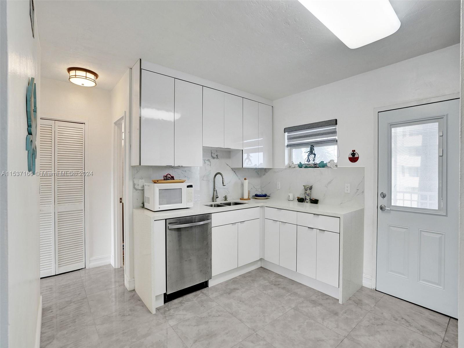 1300 Lincoln Rd C403, Miami Beach, Florida 33139, 1 Bedroom Bedrooms, ,1 BathroomBathrooms,Residential,For Sale,1300 Lincoln Rd C403,A11537166