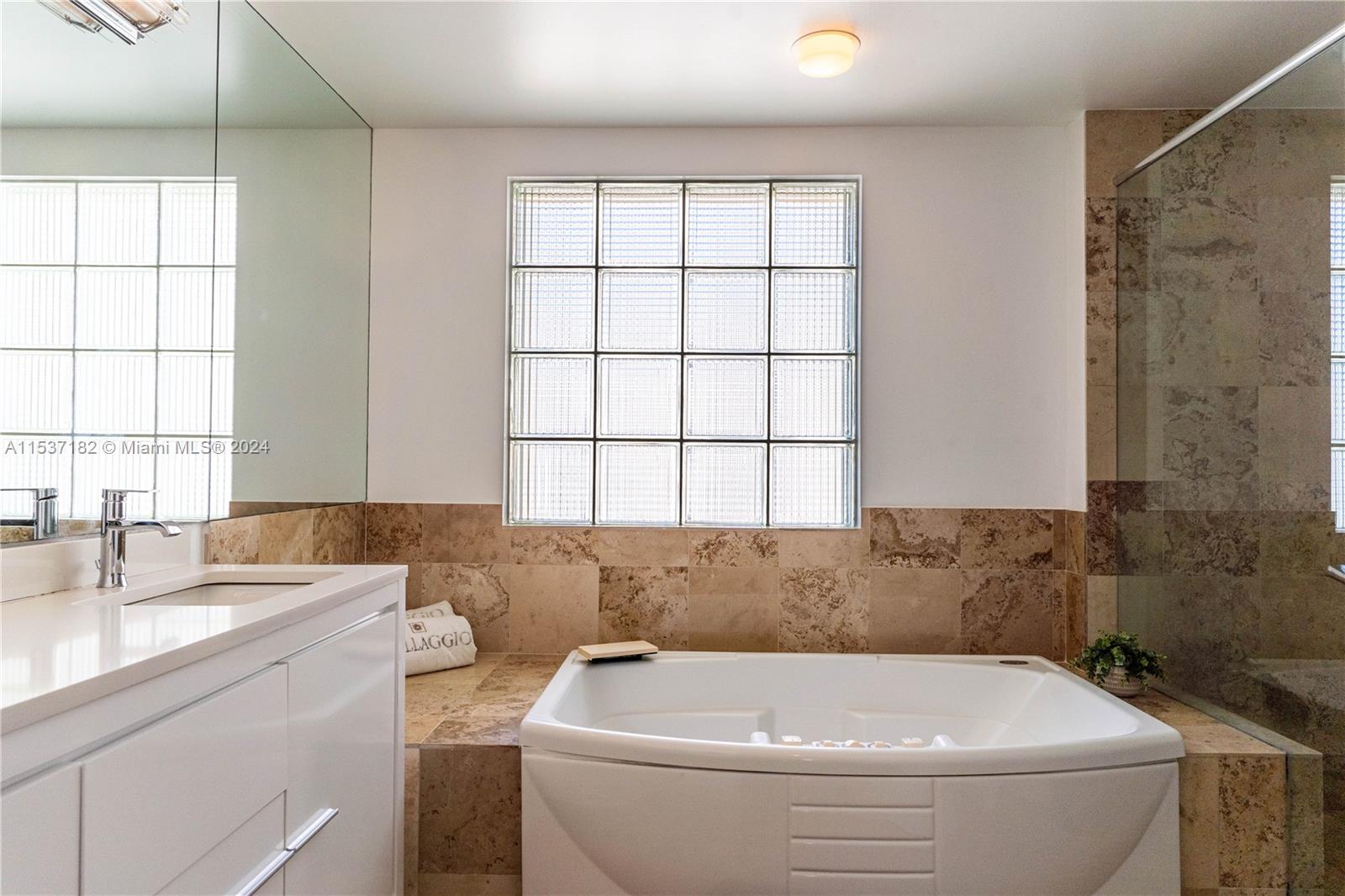 1455 Ocean Dr 1211, Miami Beach, Florida 33139, 1 Bedroom Bedrooms, ,2 BathroomsBathrooms,Residentiallease,For Rent,1455 Ocean Dr 1211,A11537182