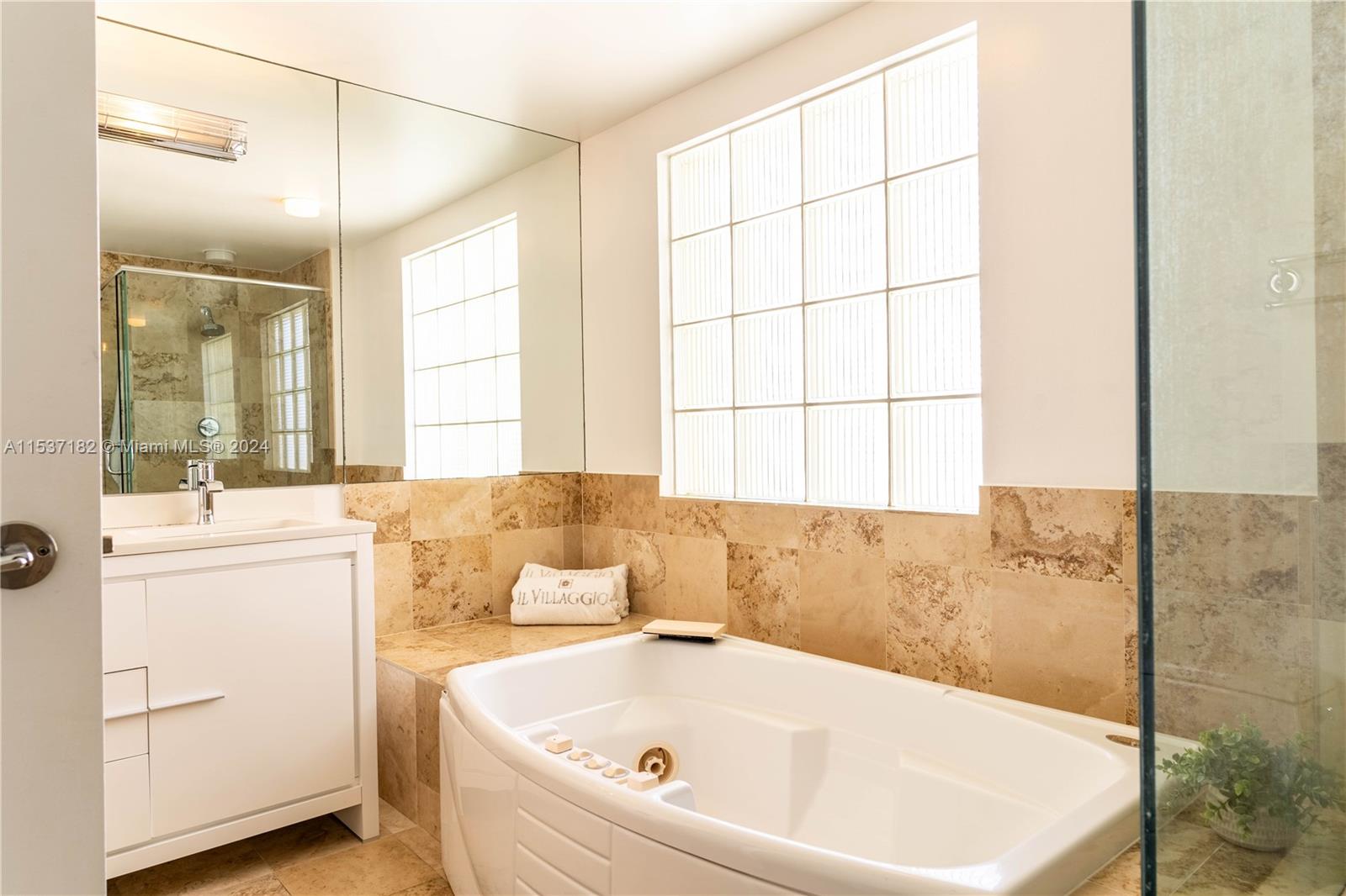 1455 Ocean Dr 1211, Miami Beach, Florida 33139, 1 Bedroom Bedrooms, ,2 BathroomsBathrooms,Residentiallease,For Rent,1455 Ocean Dr 1211,A11537182