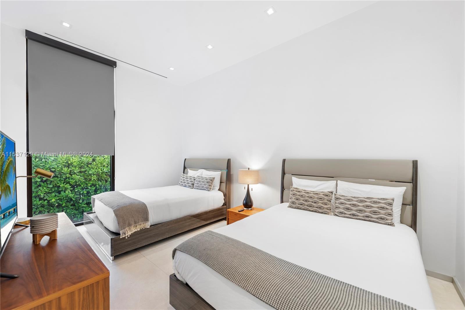 418 Sunset Dr, Hallandale Beach, FL, 33009 United States, 6 Bedrooms Bedrooms, ,6 BathroomsBathrooms,Residential,For Sale,Sunset Dr,A11537129