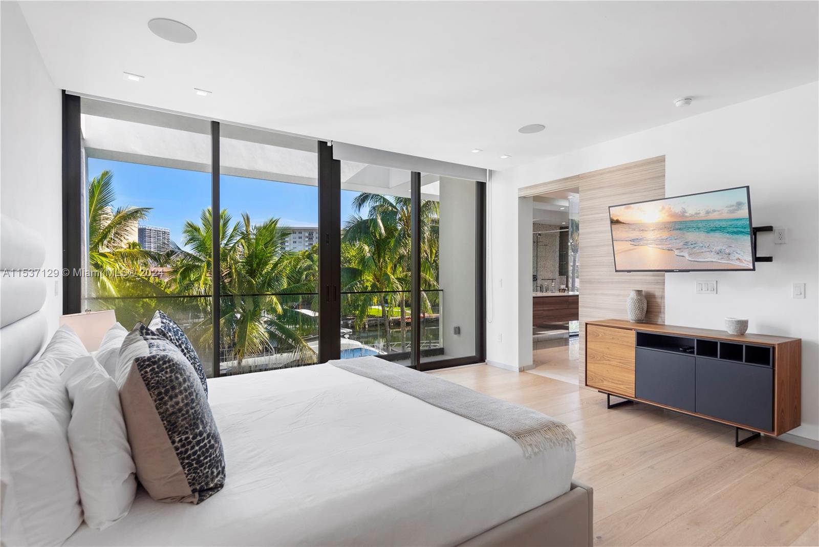 418 Sunset Dr, Hallandale Beach, FL, 33009 United States, 6 Bedrooms Bedrooms, ,6 BathroomsBathrooms,Residential,For Sale,Sunset Dr,A11537129