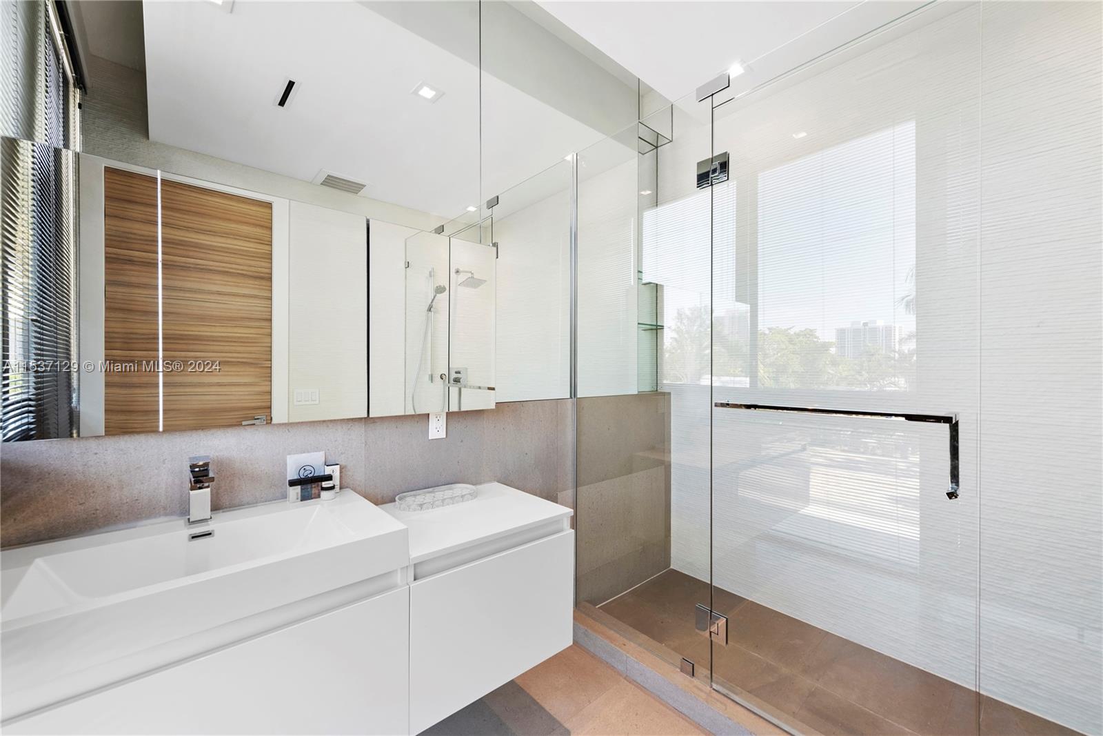 418 Sunset Dr, Hallandale Beach, Florida 33009, 6 Bedrooms Bedrooms, ,6 BathroomsBathrooms,Residential,For Sale,418 Sunset Dr,A11537129