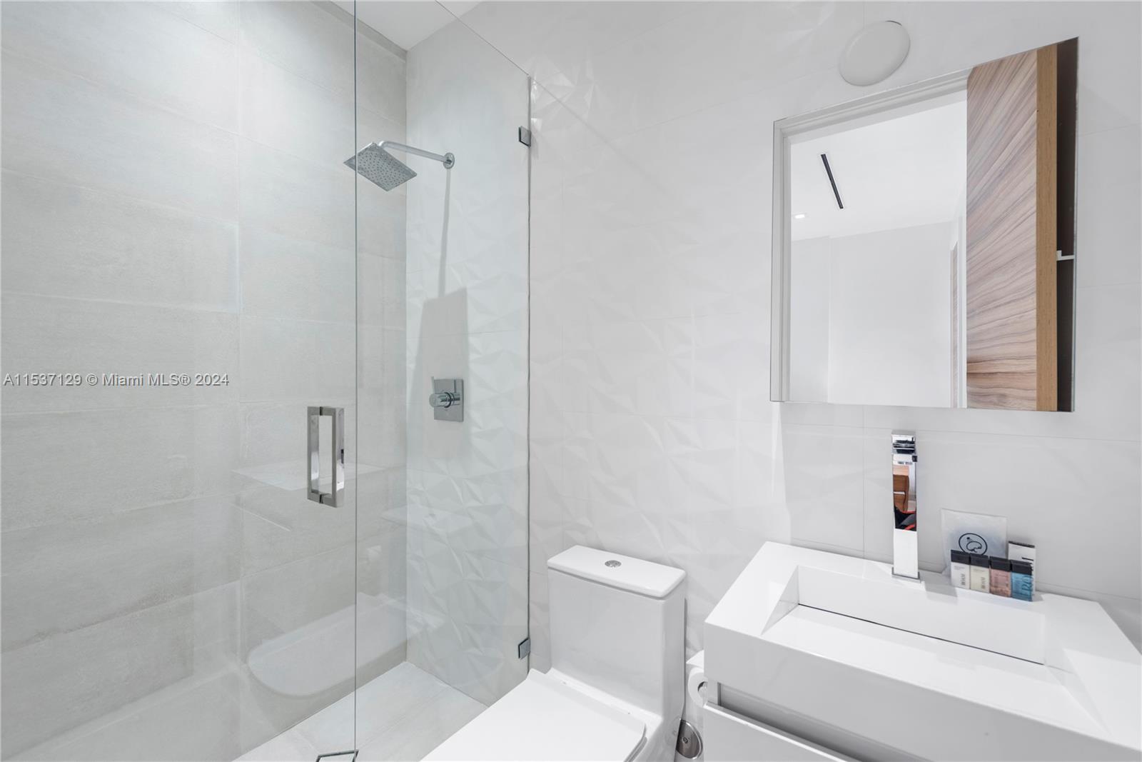 418 Sunset Dr, Hallandale Beach, Florida 33009, 6 Bedrooms Bedrooms, ,6 BathroomsBathrooms,Residential,For Sale,418 Sunset Dr,A11537129