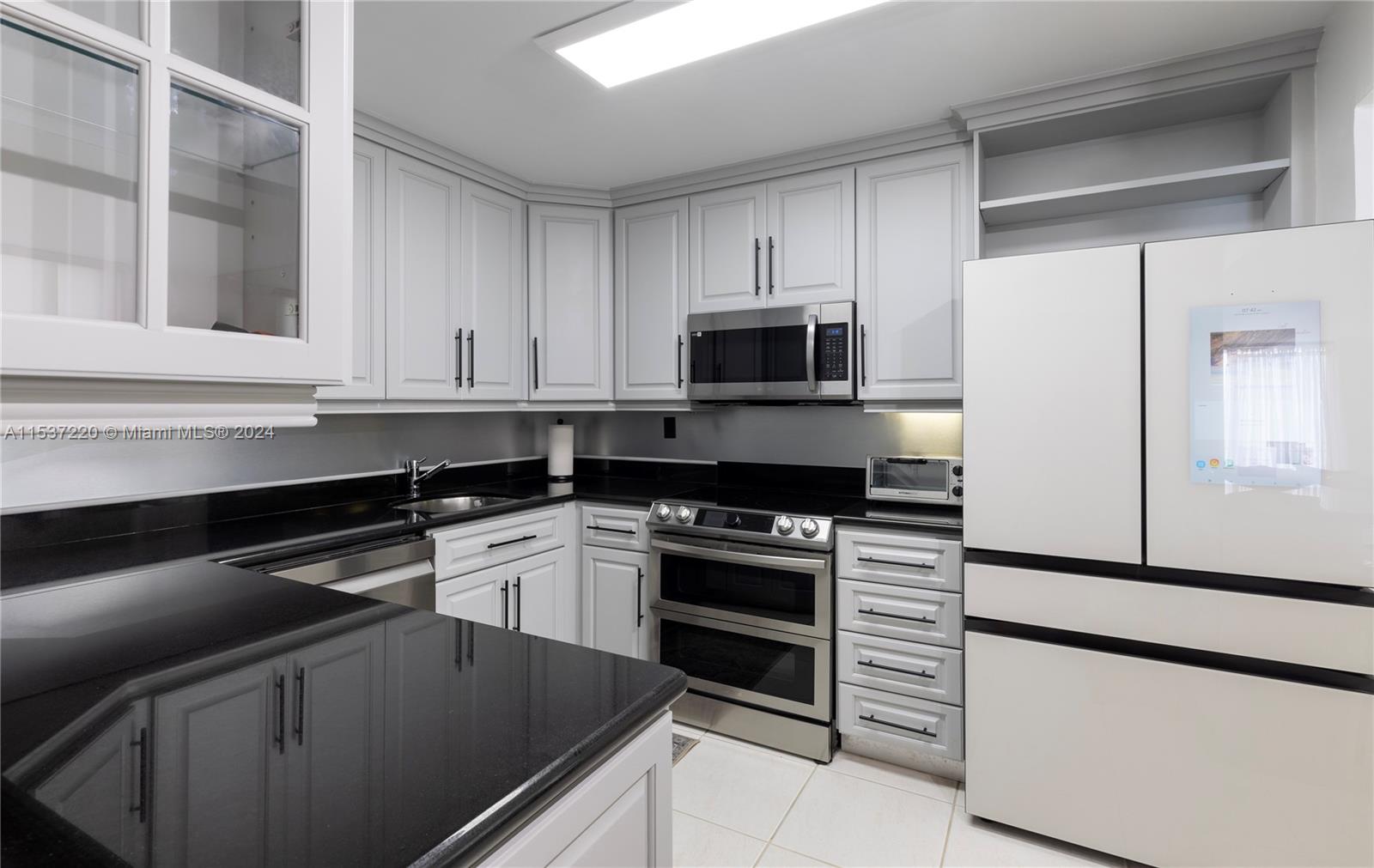 6061 Collins Ave 9F, Miami Beach, Florida 33140, 2 Bedrooms Bedrooms, ,2 BathroomsBathrooms,Residential,For Sale,6061 Collins Ave 9F,A11537220