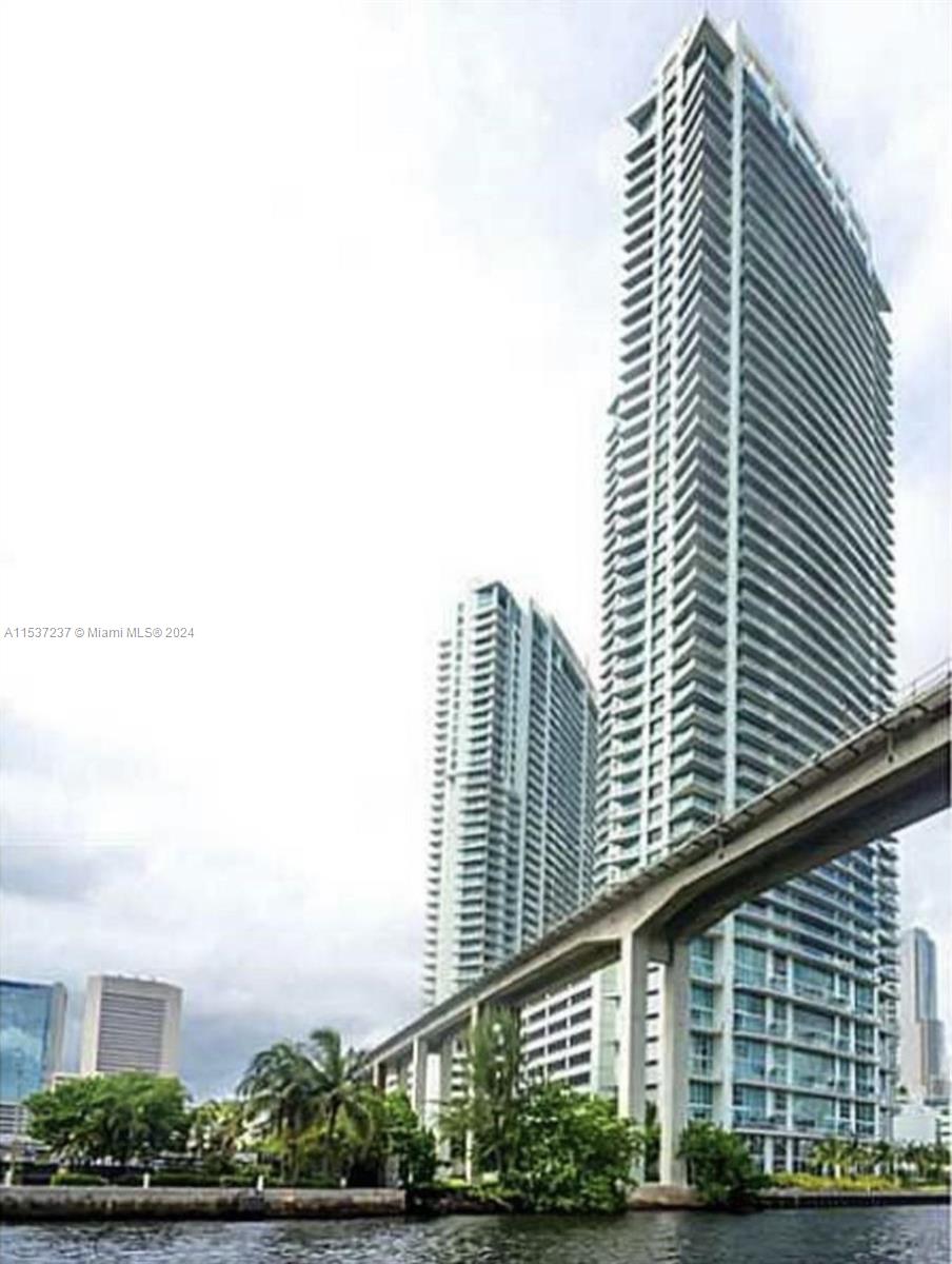 Beautiful corner unit with a wonderful view! 2 beds and 2 1/5 bathrooms. With a great location, close to Brickell Center and all downtown Brickell. The building has amazing amenities , security, front desk , valet, pool, sauna, jacuzzi, etc  .You have a great view of the skyline and a nice view of the canal. Asking only for one deposit and one month rent!m and owner will pay the association deposit!