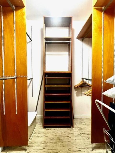 MASTER WALKING CLOSET