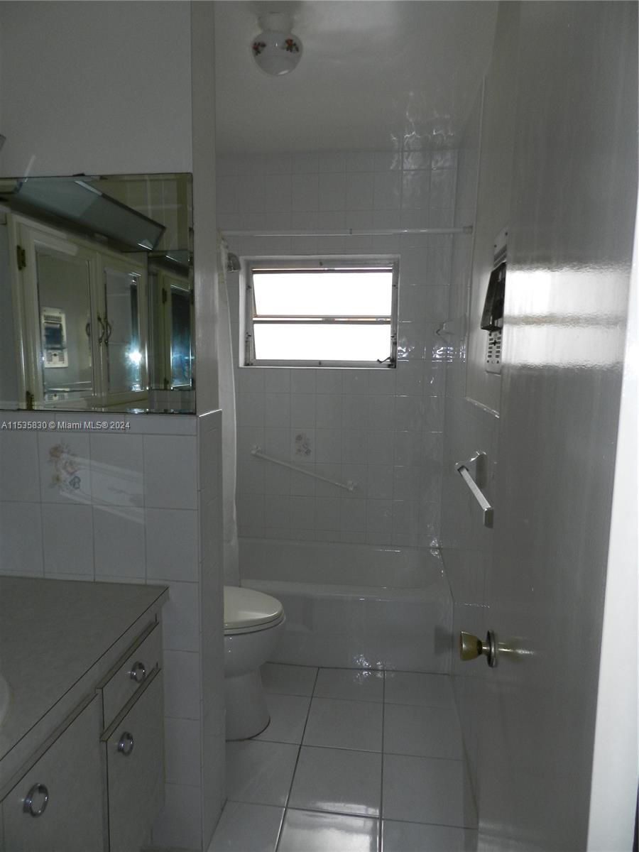 201 NE 14th Ave 2C, Hallandale Beach, Florida 33009, 1 Bedroom Bedrooms, ,1 BathroomBathrooms,Residentiallease,For Rent,201 NE 14th Ave 2C,A11535830