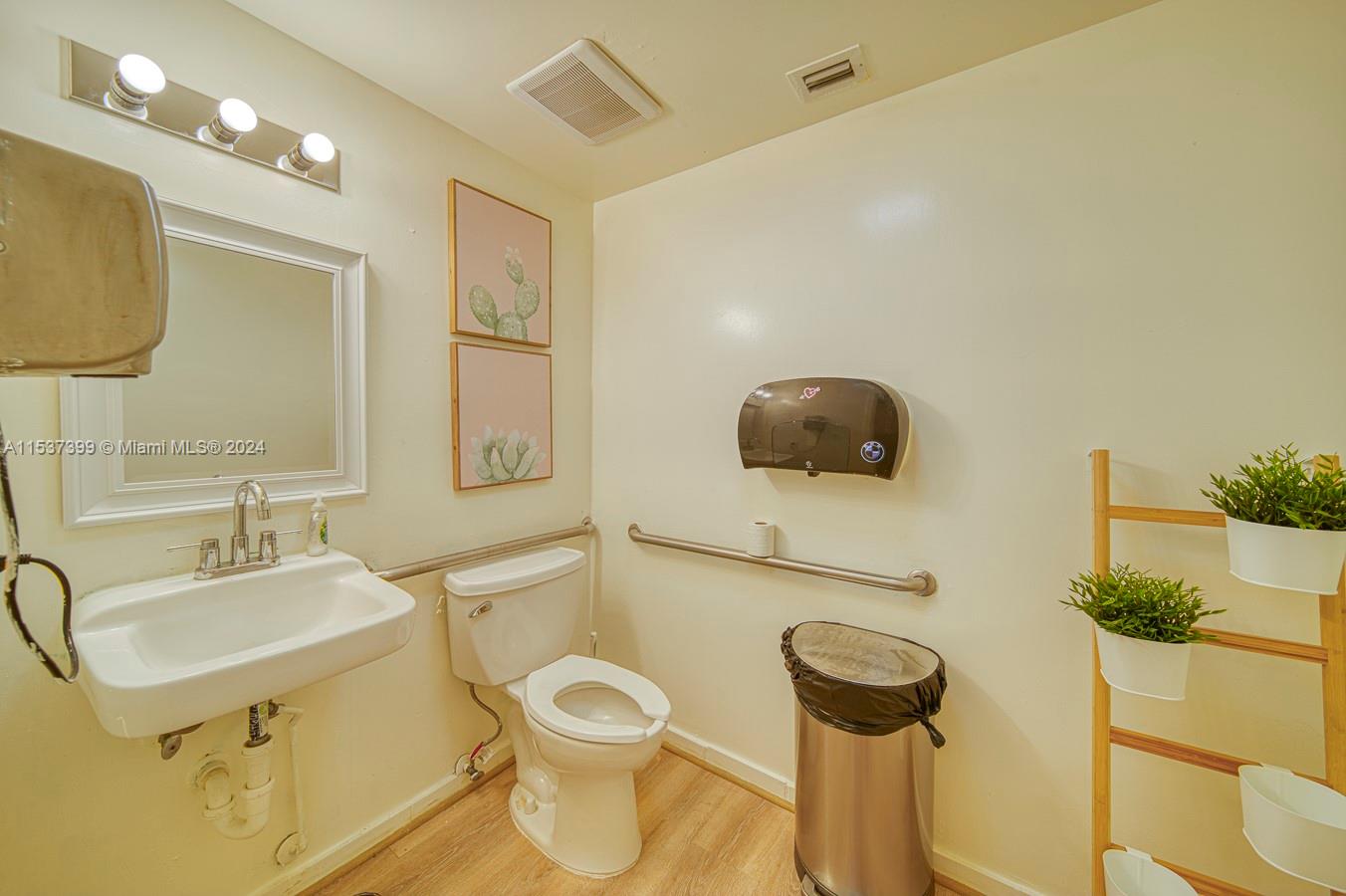 Bobba Tea Restaurant & Cafe For Sale on Collin, Miami Beach, Florida 33141, ,Businessopportunity,For Sale,Bobba Tea Restaurant & Cafe For Sale on Collin,A11537399