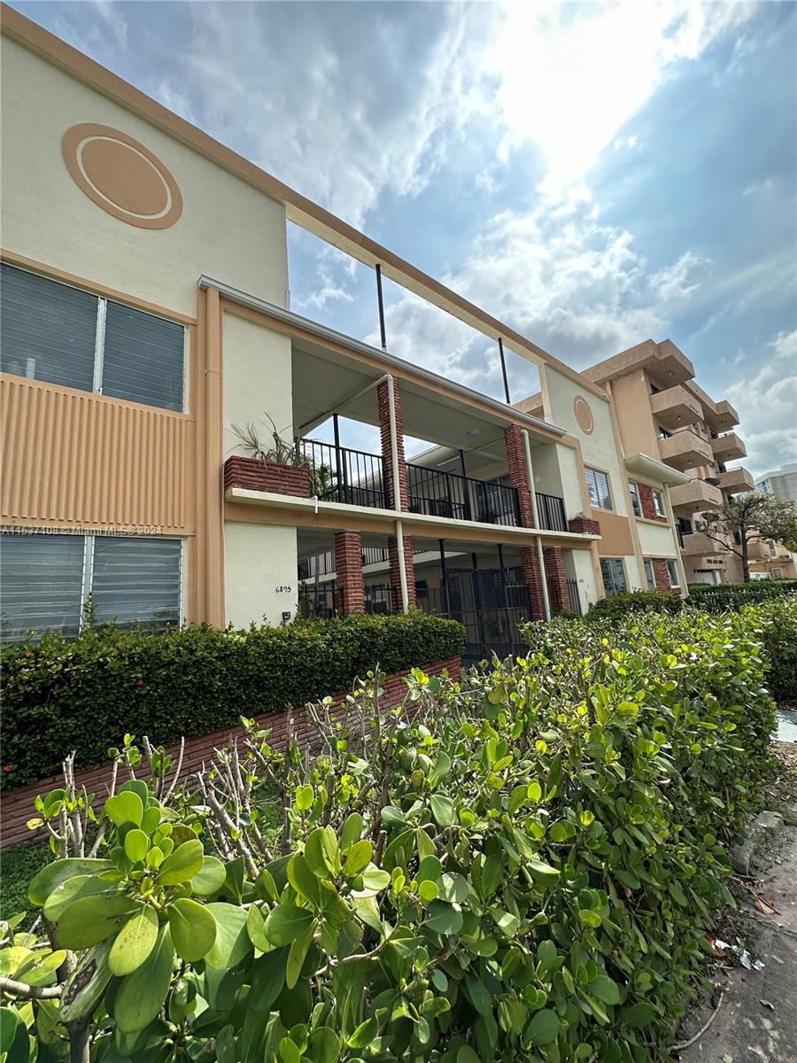 6885 Byron Ave 101, Miami Beach, Florida 33141, 1 Bedroom Bedrooms, ,1 BathroomBathrooms,Residentiallease,For Rent,6885 Byron Ave 101,A11537108