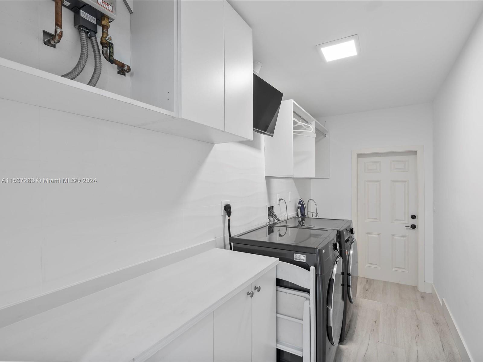 Hollywood, Florida 33021, 4 Bedrooms Bedrooms, ,3 BathroomsBathrooms,Residentiallease,For Rent,A11537283