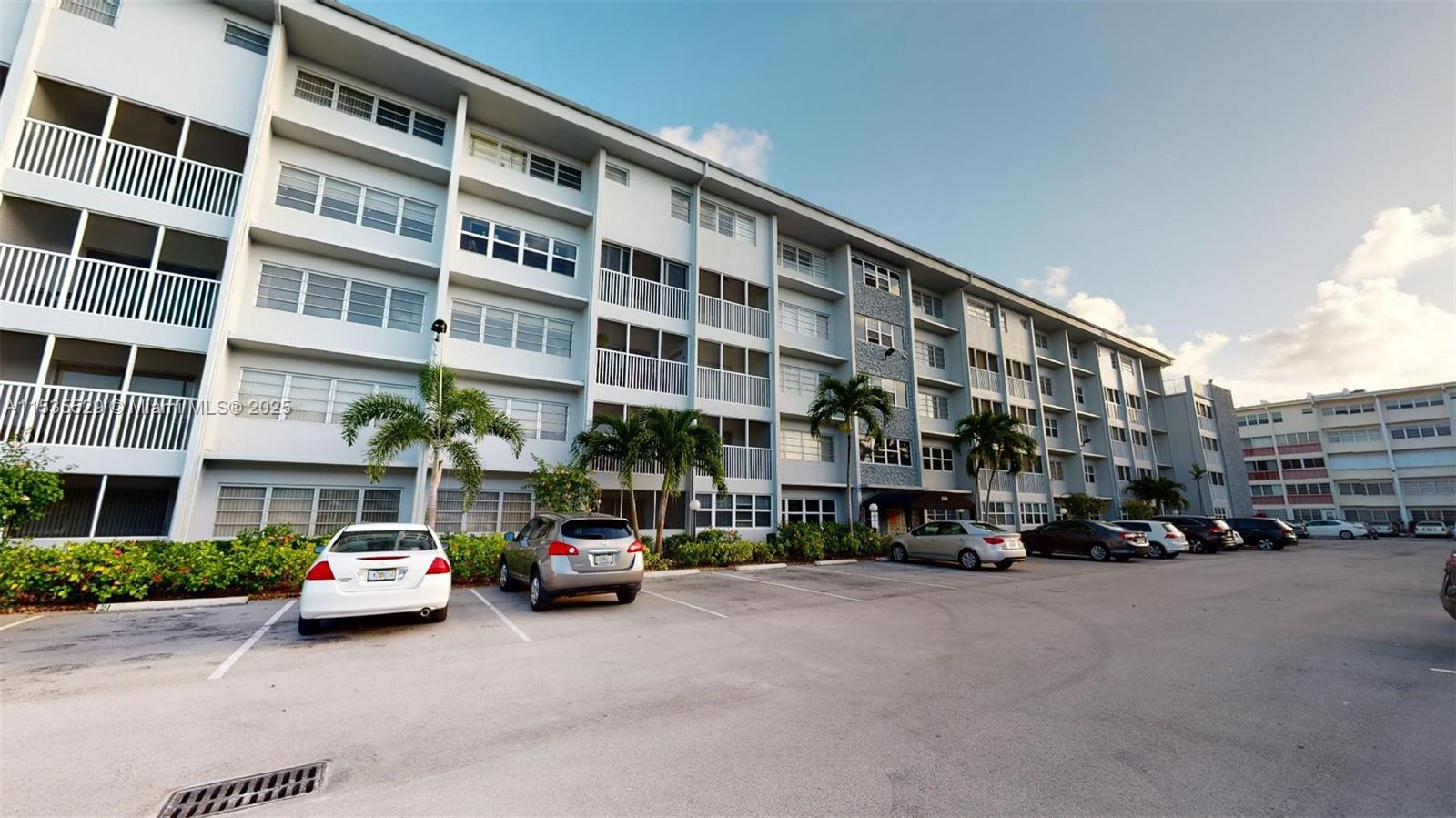 329 SE 3rd St 402P, Hallandale Beach, Florida 33009, 1 Bedroom Bedrooms, ,1 BathroomBathrooms,Residential,For Sale,329 SE 3rd St 402P,A11535529