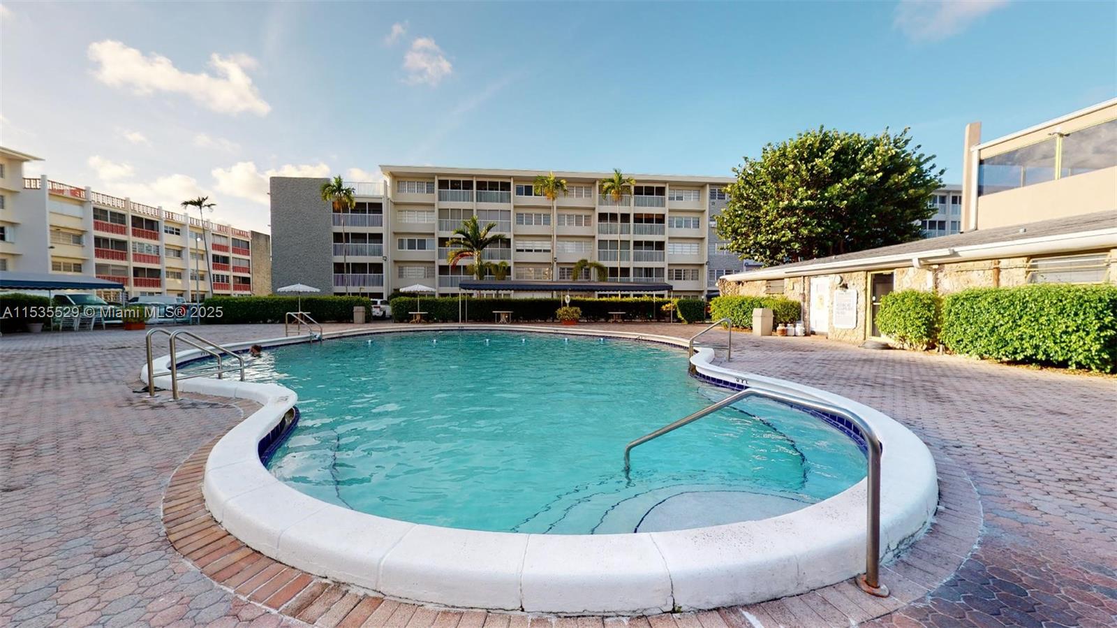 329 SE 3rd St 402P, Hallandale Beach, Florida 33009, 1 Bedroom Bedrooms, ,1 BathroomBathrooms,Residential,For Sale,329 SE 3rd St 402P,A11535529