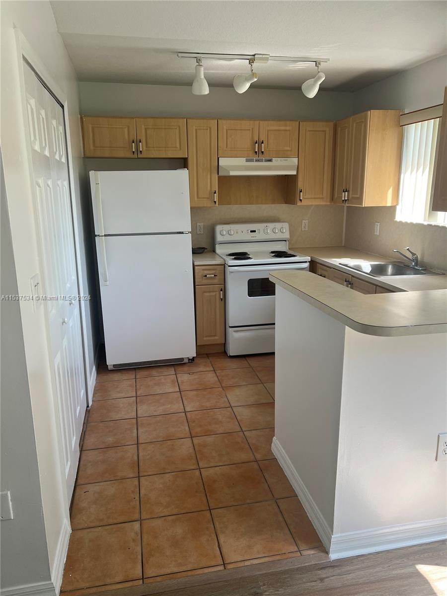 2701 SE 12th Rd 201, Homestead, Florida 33035, 3 Bedrooms Bedrooms, ,2 BathroomsBathrooms,Residentiallease,For Rent,2701 SE 12th Rd 201,A11537534