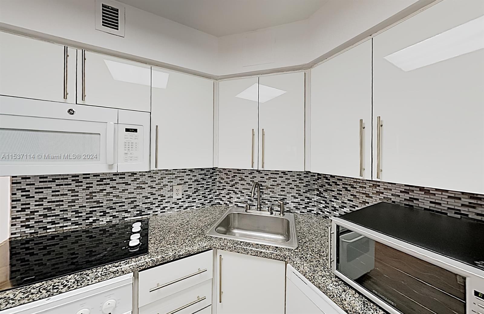 Miami Beach, Florida 33140, 2 Bedrooms Bedrooms, ,2 BathroomsBathrooms,Residentiallease,For Rent,A11537114