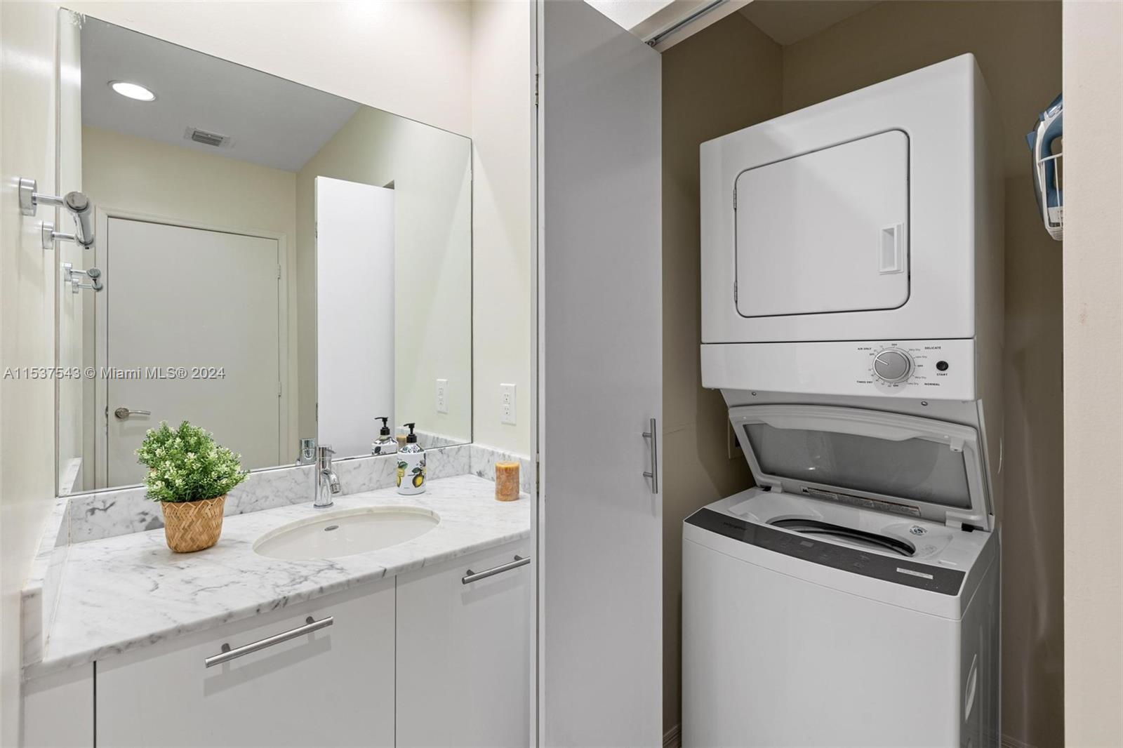 950 Brickell Bay Dr 4511, Miami, Florida 33131, 1 Bedroom Bedrooms, ,2 BathroomsBathrooms,Residentiallease,For Rent,950 Brickell Bay Dr 4511,A11537543