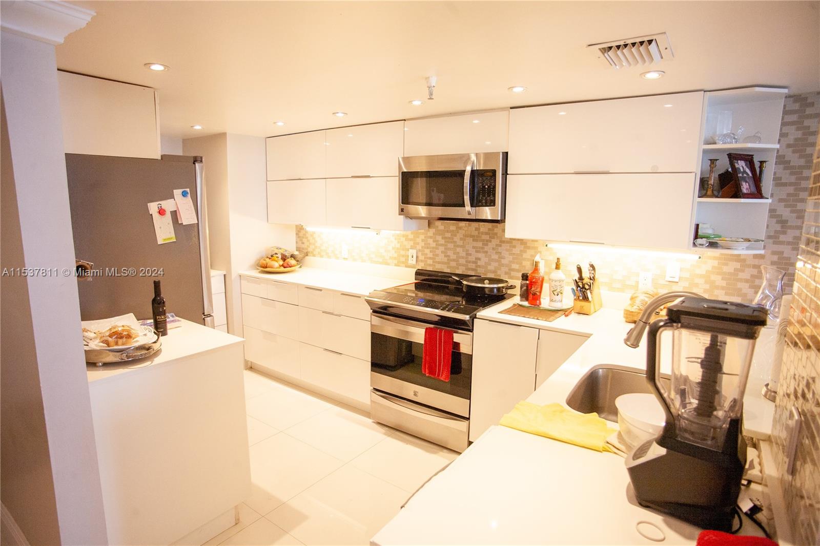 4301 Collins Ave 902, Miami Beach, Florida 33140, 2 Bedrooms Bedrooms, ,2 BathroomsBathrooms,Residentiallease,For Rent,4301 Collins Ave 902,A11537811