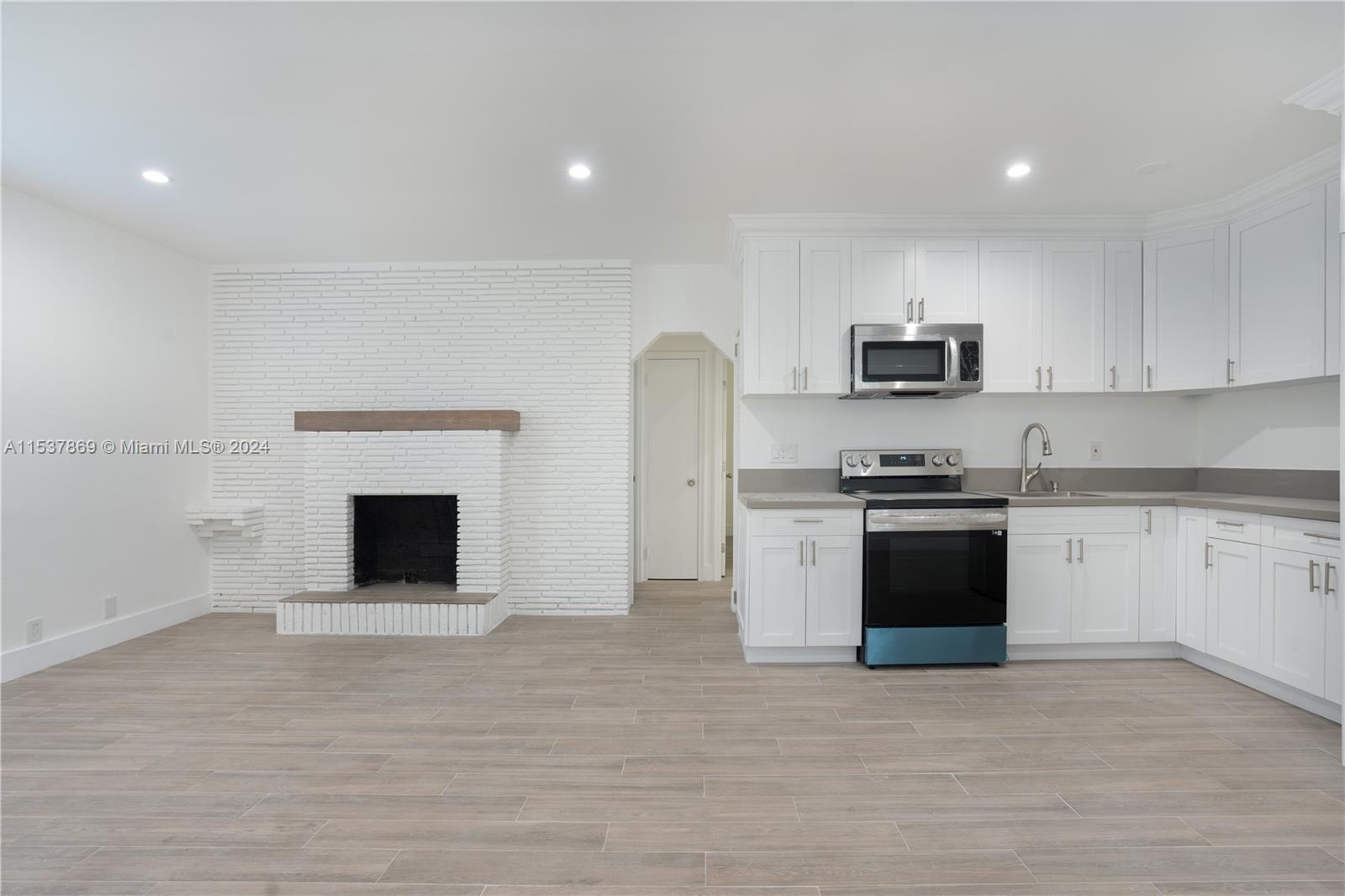 1818 Sherman St 1, Hollywood, Florida 33020, 2 Bedrooms Bedrooms, ,1 BathroomBathrooms,Residentiallease,For Rent,1818 Sherman St 1,A11537869