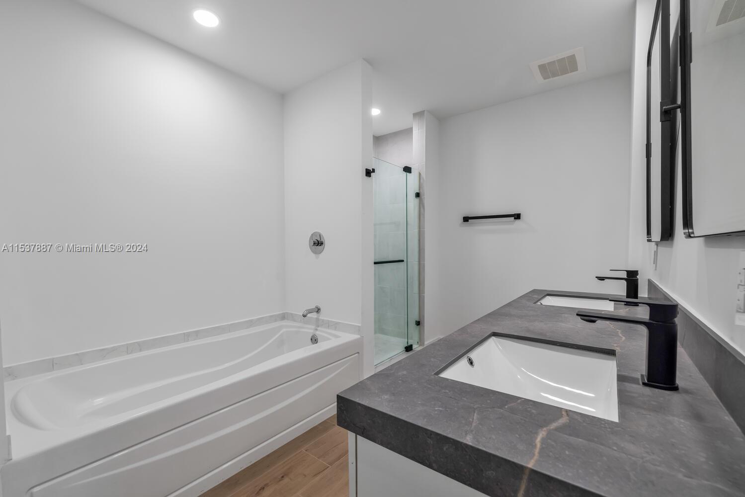 950 Brickell Bay Dr 201, Miami, Florida 33131, 2 Bedrooms Bedrooms, ,2 BathroomsBathrooms,Residentiallease,For Rent,950 Brickell Bay Dr 201,A11537887