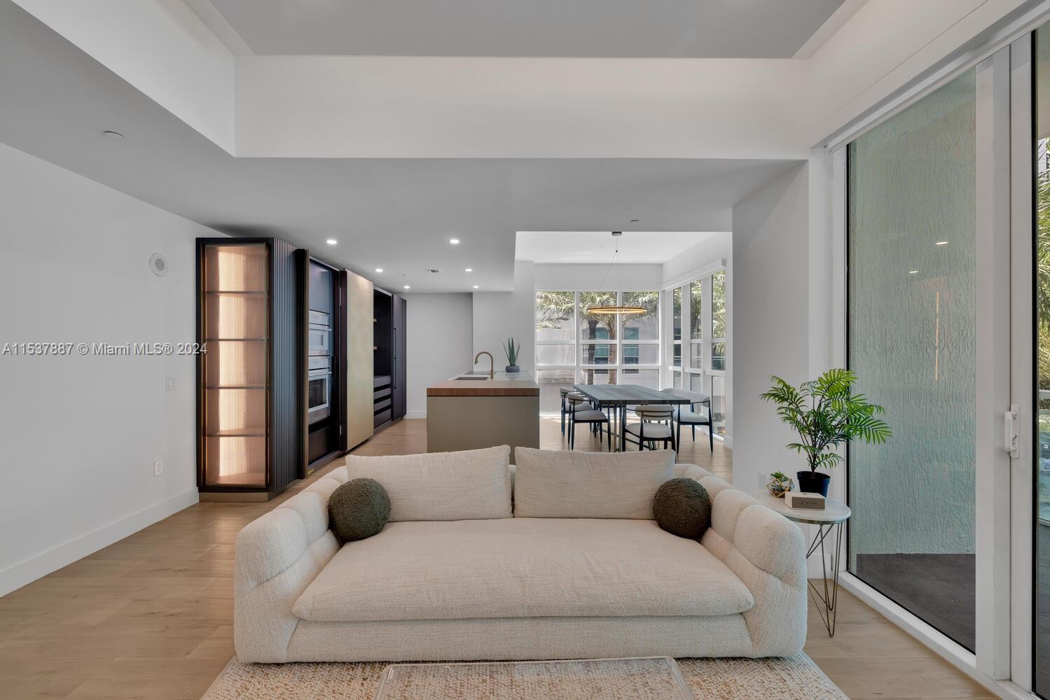 950 Brickell Bay Dr 201, Miami, Florida 33131, 2 Bedrooms Bedrooms, ,2 BathroomsBathrooms,Residentiallease,For Rent,950 Brickell Bay Dr 201,A11537887