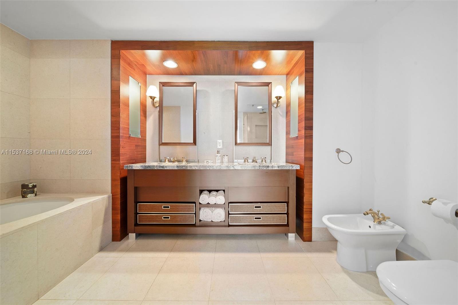 6799 Collins Ave PH04, Miami Beach, Florida 33141, 2 Bedrooms Bedrooms, ,2 BathroomsBathrooms,Residentiallease,For Rent,6799 Collins Ave PH04,A11537168