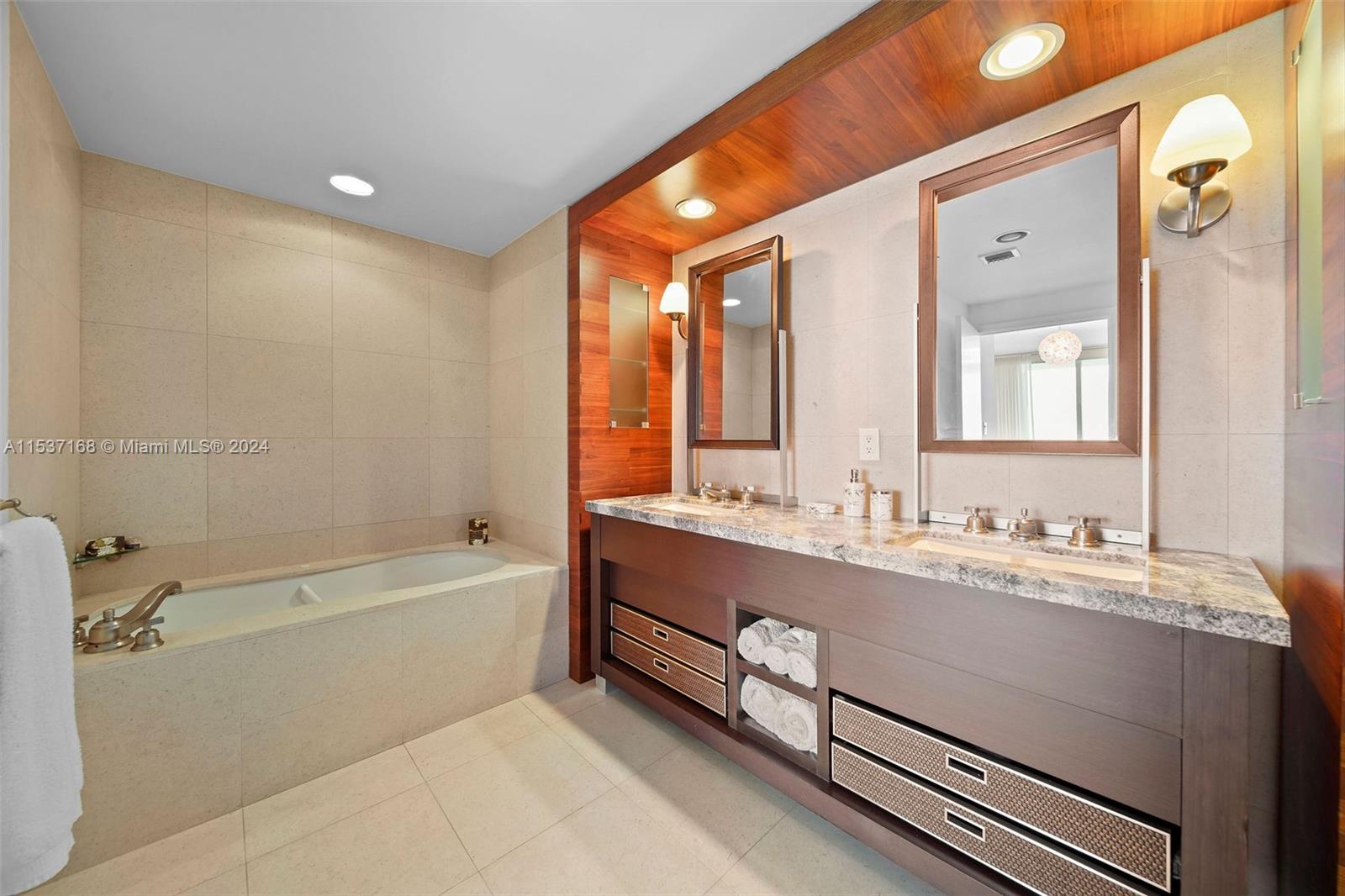 6799 Collins Ave PH04, Miami Beach, Florida 33141, 2 Bedrooms Bedrooms, ,2 BathroomsBathrooms,Residentiallease,For Rent,6799 Collins Ave PH04,A11537168