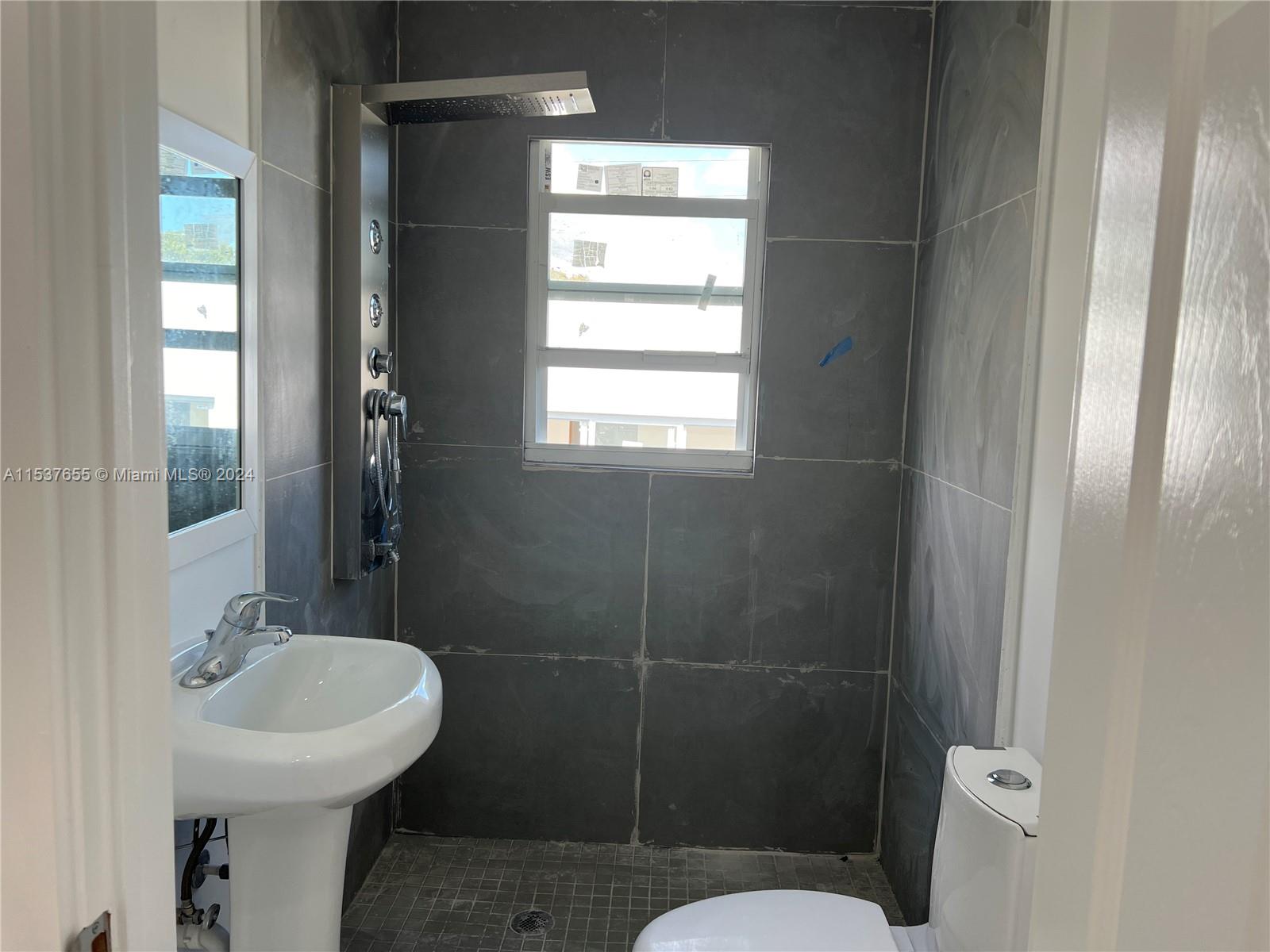 1015 S 17th Ave 8, Hollywood, Florida 33020, 1 Bedroom Bedrooms, ,1 BathroomBathrooms,Residentiallease,For Rent,1015 S 17th Ave 8,A11537655