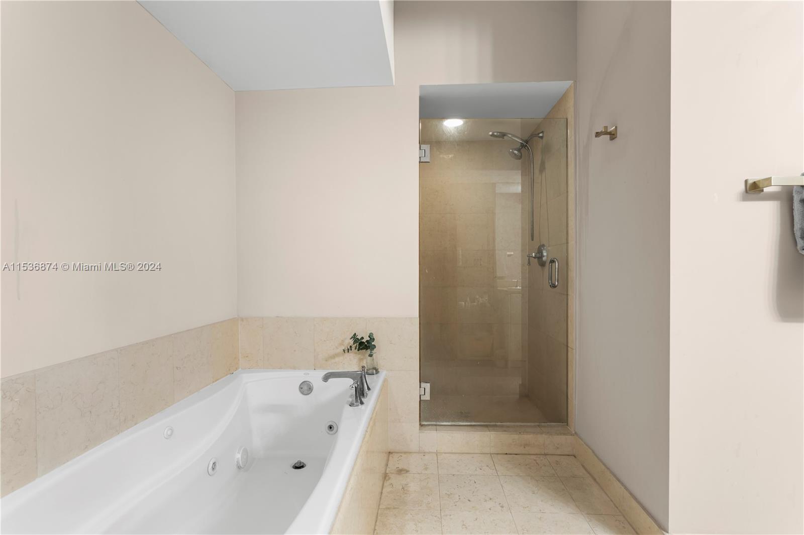 19900 E Country Club Dr 518, Aventura, Florida 33180, 2 Bedrooms Bedrooms, ,2 BathroomsBathrooms,Residential,For Sale,19900 E Country Club Dr 518,A11536874