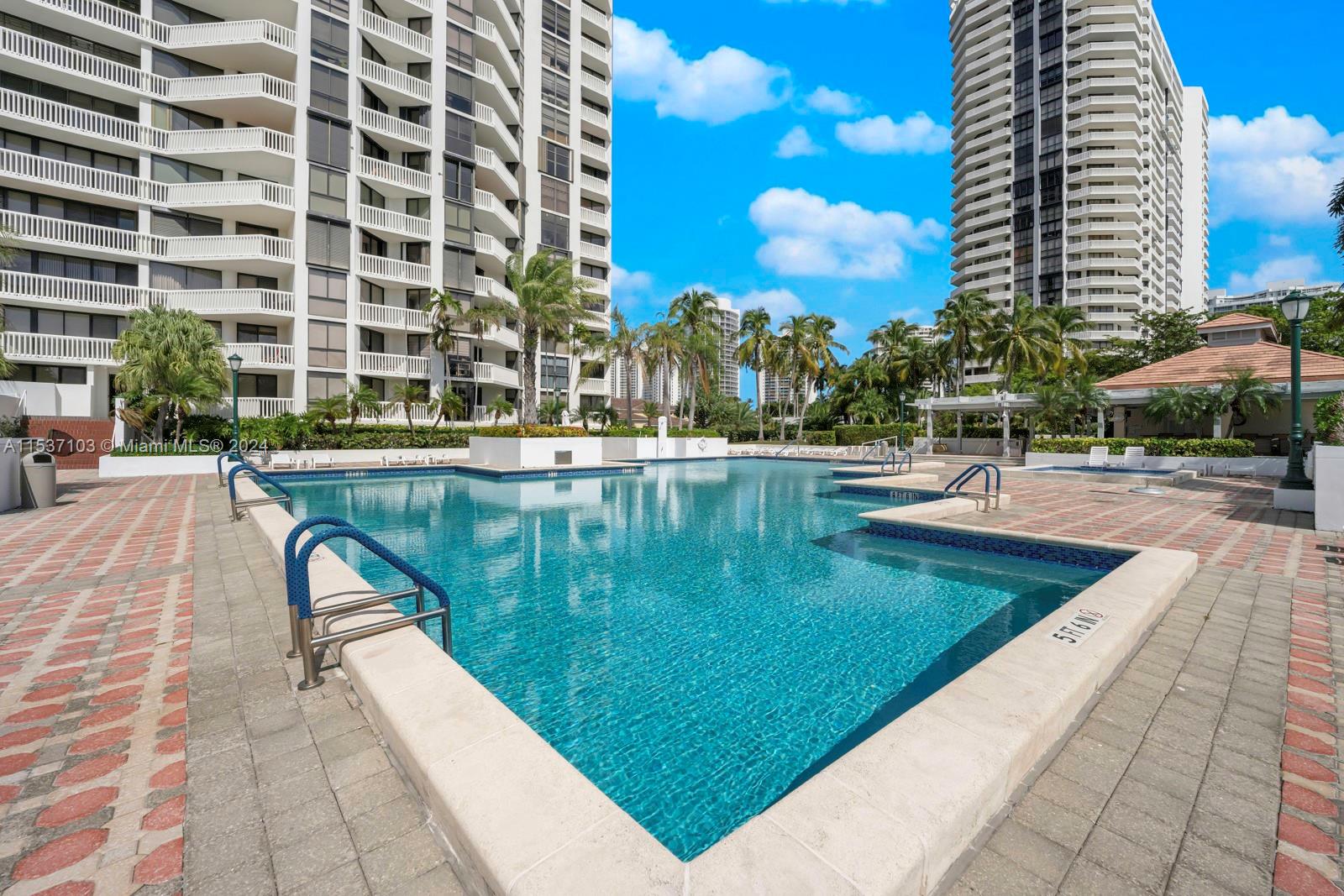 Pool in 1000 Building