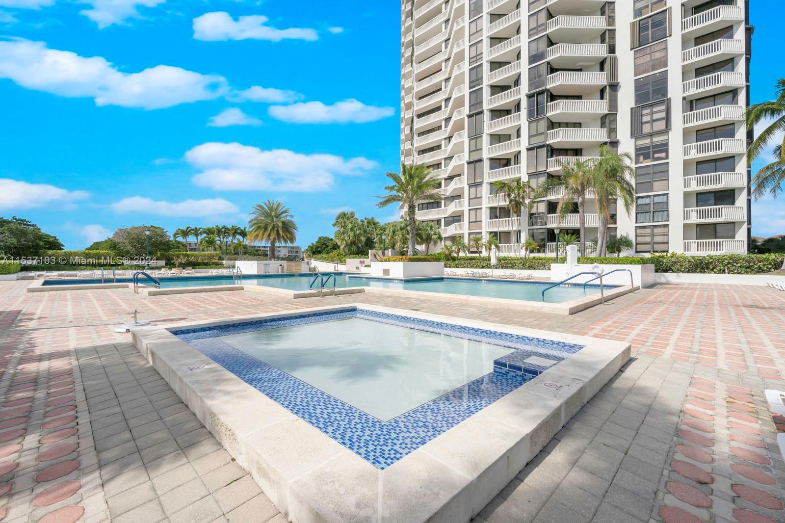 Pool in 1000 Building