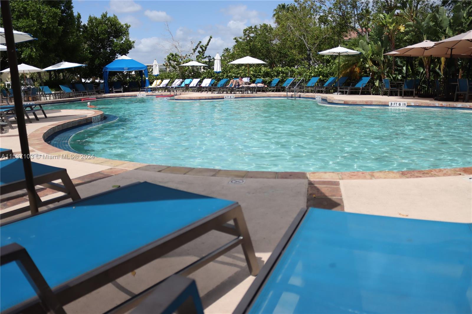 Outdoor Island Pool