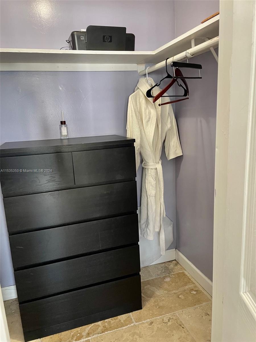 MASTER WALKING -IN CLOSET