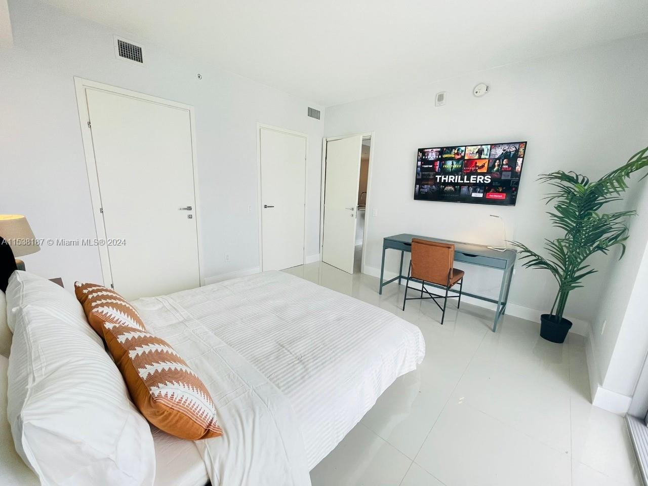 1300 Brickell Bay Dr 3600, Miami, Florida 33131, 1 Bedroom Bedrooms, ,1 BathroomBathrooms,Residentiallease,For Rent,1300 Brickell Bay Dr 3600,A11538187