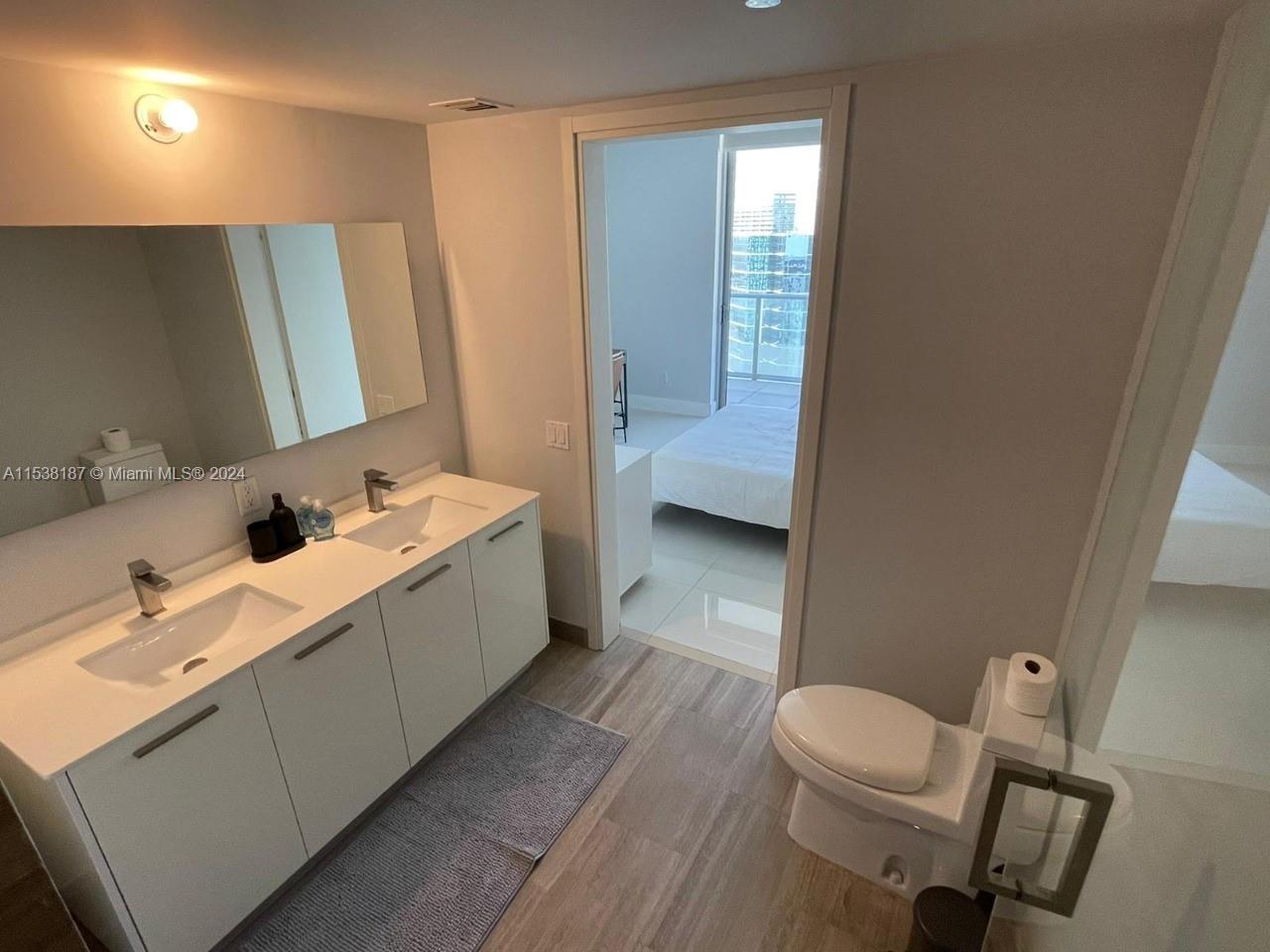 1300 Brickell Bay Dr 3600, Miami, Florida 33131, 1 Bedroom Bedrooms, ,1 BathroomBathrooms,Residentiallease,For Rent,1300 Brickell Bay Dr 3600,A11538187