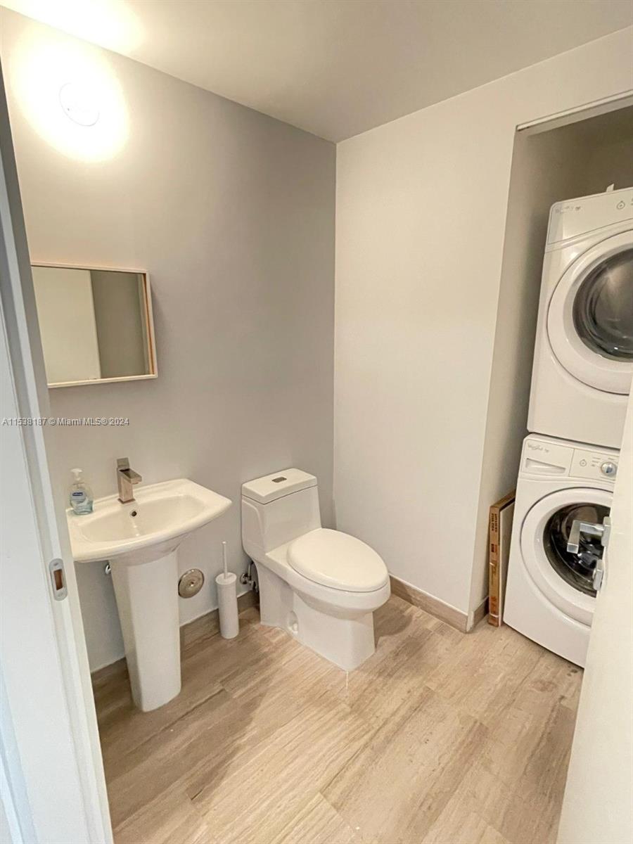 1300 Brickell Bay Dr 3600, Miami, Florida 33131, 1 Bedroom Bedrooms, ,1 BathroomBathrooms,Residentiallease,For Rent,1300 Brickell Bay Dr 3600,A11538187