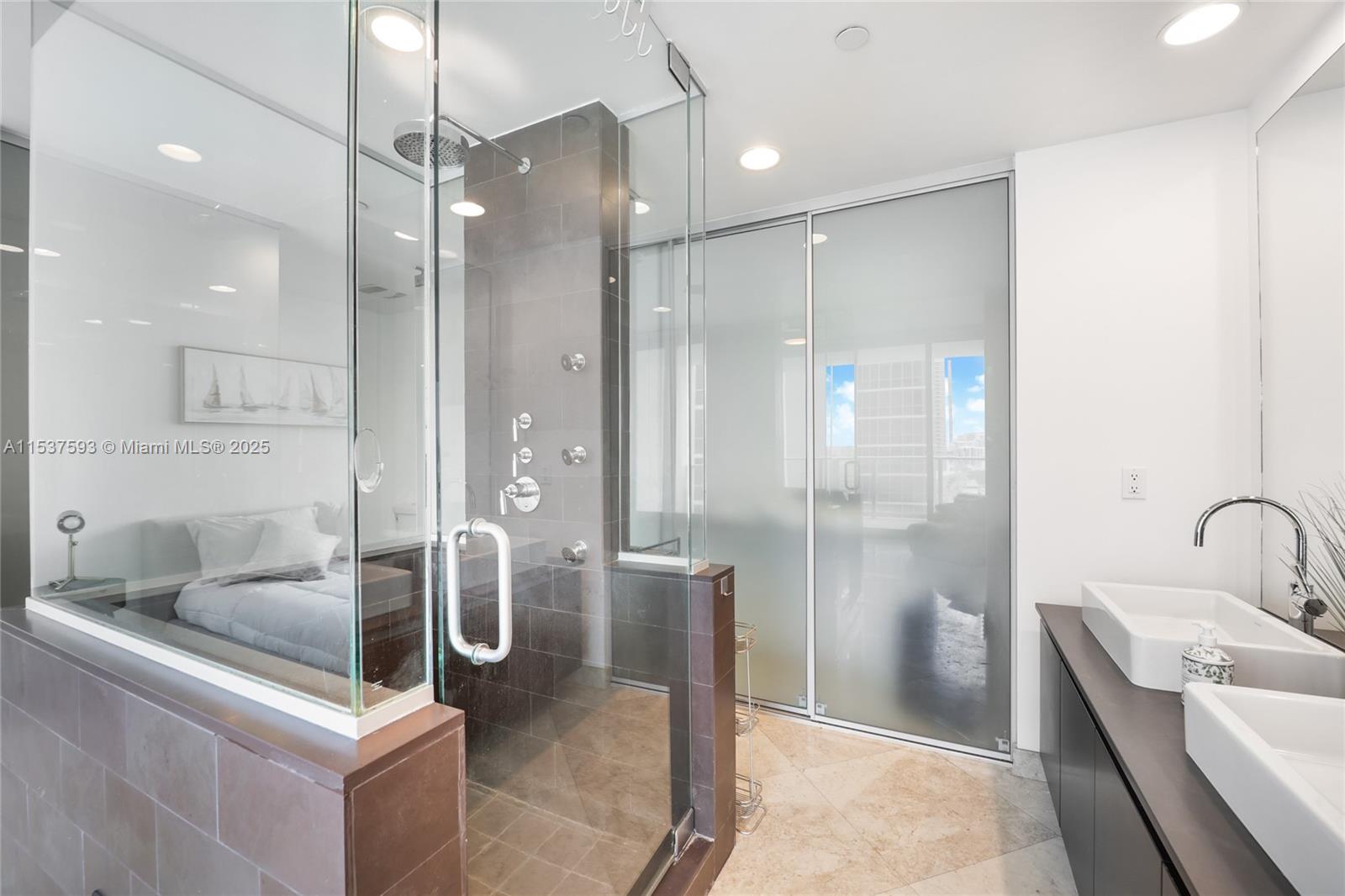 1040 Biscayne Blvd 1805, Miami, Florida 33132, 1 Bedroom Bedrooms, ,1 BathroomBathrooms,Residential,For Sale,1040 Biscayne Blvd 1805,A11537593