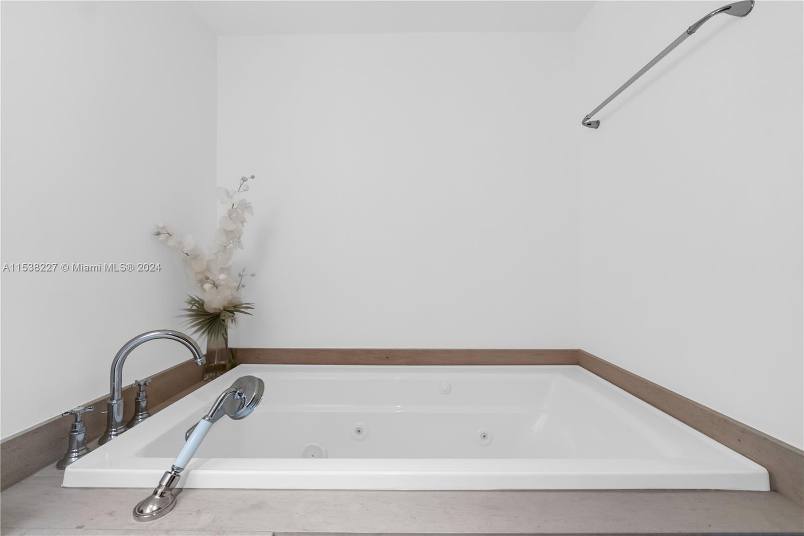 5875 Collins Ave 1402, Miami Beach, Florida 33140, 2 Bedrooms Bedrooms, ,2 BathroomsBathrooms,Residentiallease,For Rent,5875 Collins Ave 1402,A11538227