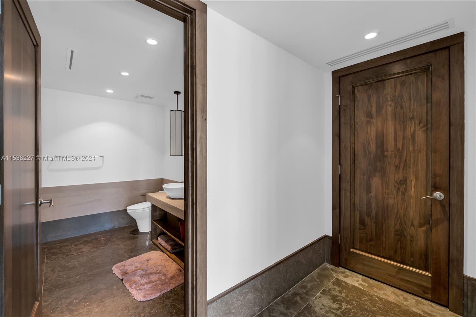 5875 Collins Ave 1402, Miami Beach, Florida 33140, 2 Bedrooms Bedrooms, ,2 BathroomsBathrooms,Residentiallease,For Rent,5875 Collins Ave 1402,A11538227