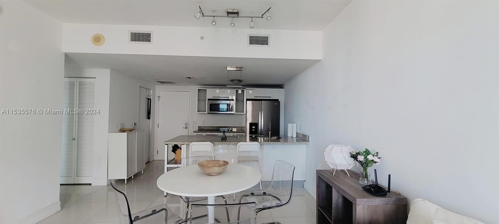 185 SW 7th St 2808, Miami, Florida 33130, 1 Bedroom Bedrooms, ,1 BathroomBathrooms,Residentiallease,For Rent,185 SW 7th St 2808,A11535576
