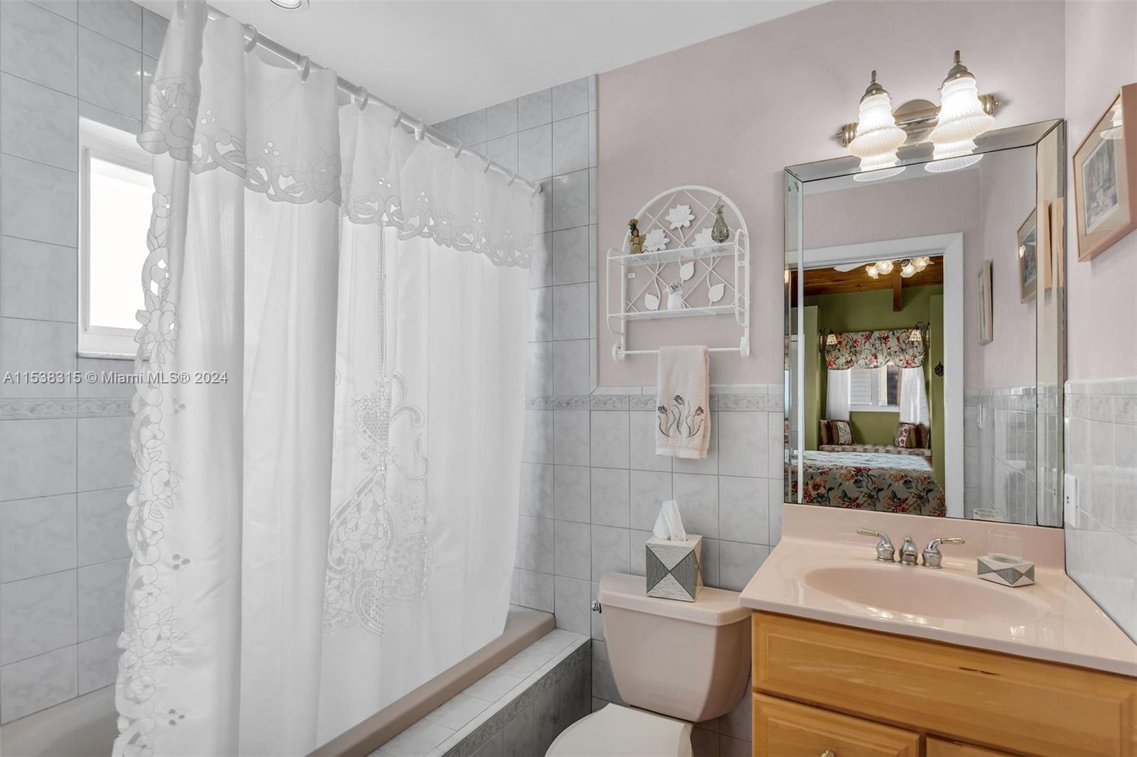 ensuite bath for bedroom 3 of 5