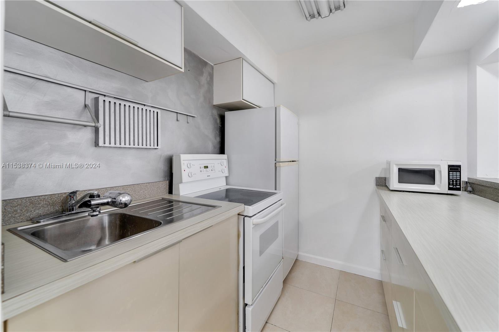 40 Salamanca Ave 7, Coral Gables, Florida 33134, 1 Bedroom Bedrooms, ,1 BathroomBathrooms,Residential,For Sale,40 Salamanca Ave 7,A11538374