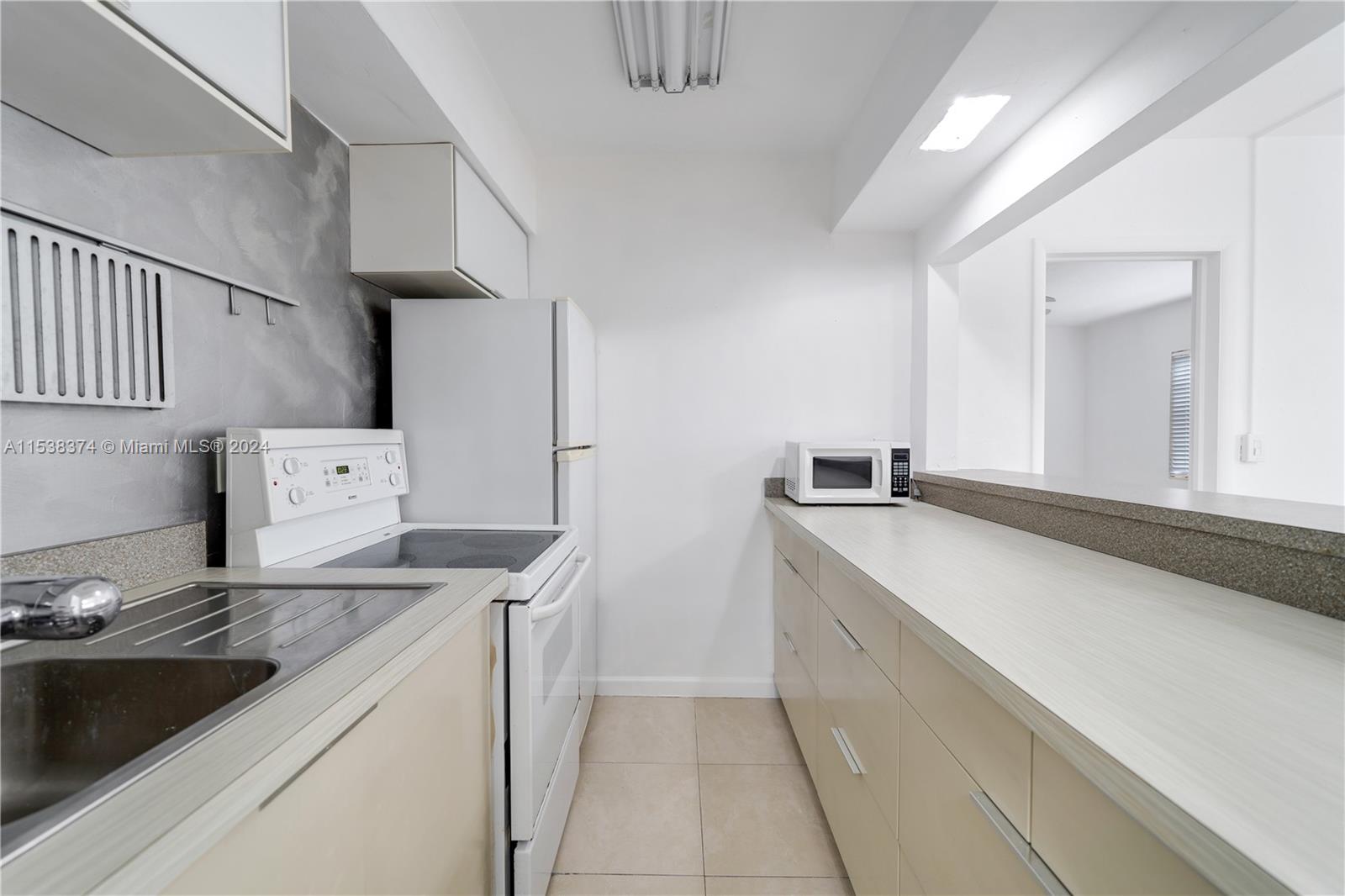 40 Salamanca Ave 7, Coral Gables, Florida 33134, 1 Bedroom Bedrooms, ,1 BathroomBathrooms,Residential,For Sale,40 Salamanca Ave 7,A11538374