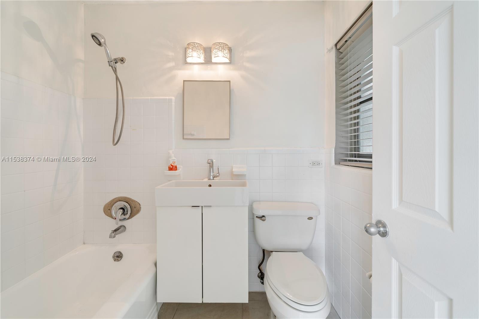 40 Salamanca Ave 7, Coral Gables, Florida 33134, 1 Bedroom Bedrooms, ,1 BathroomBathrooms,Residential,For Sale,40 Salamanca Ave 7,A11538374