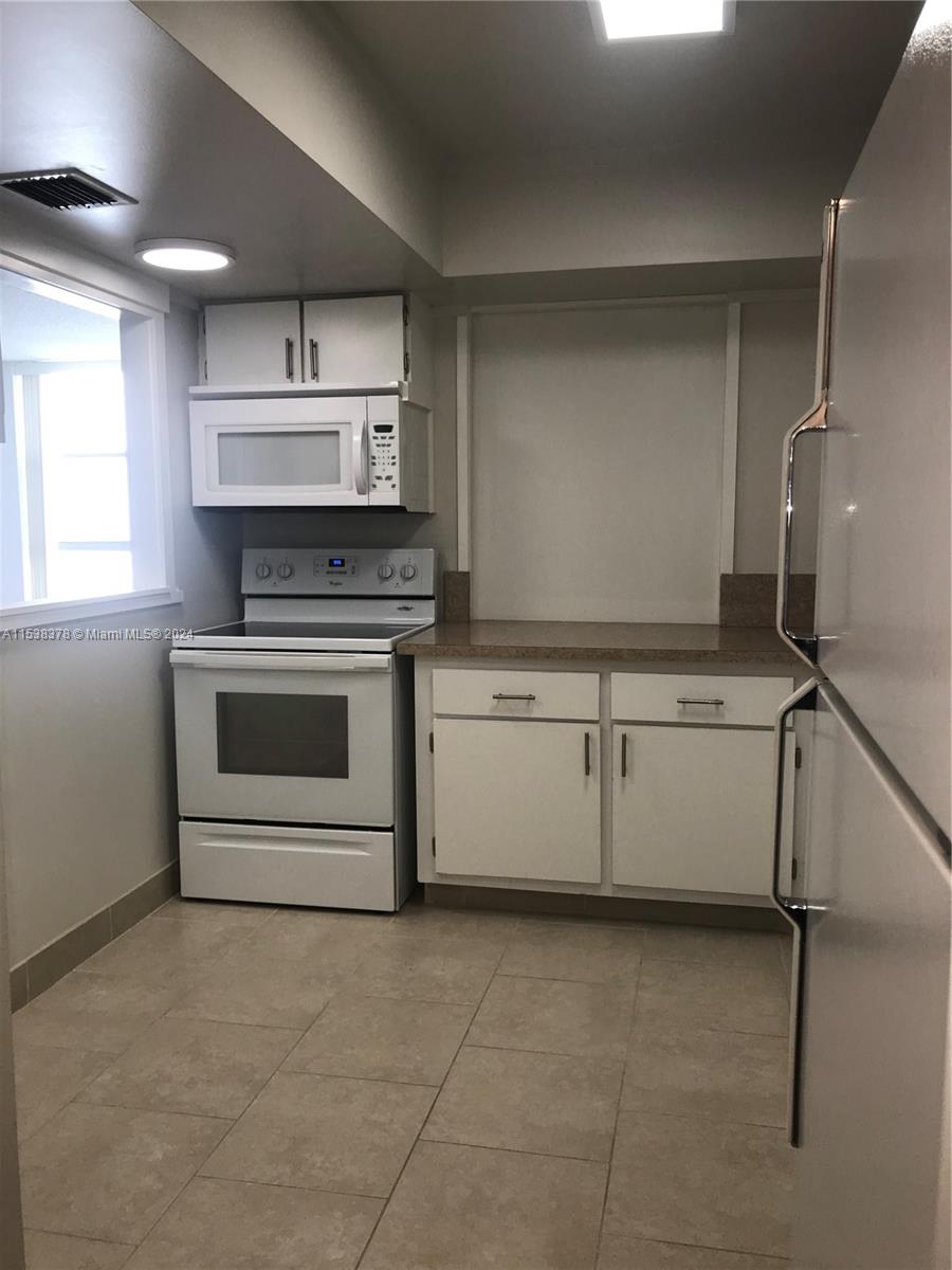 851 Three Islands Blvd 218, Hallandale Beach, Florida 33009, 2 Bedrooms Bedrooms, ,1 BathroomBathrooms,Residentiallease,For Rent,851 Three Islands Blvd 218,A11538378