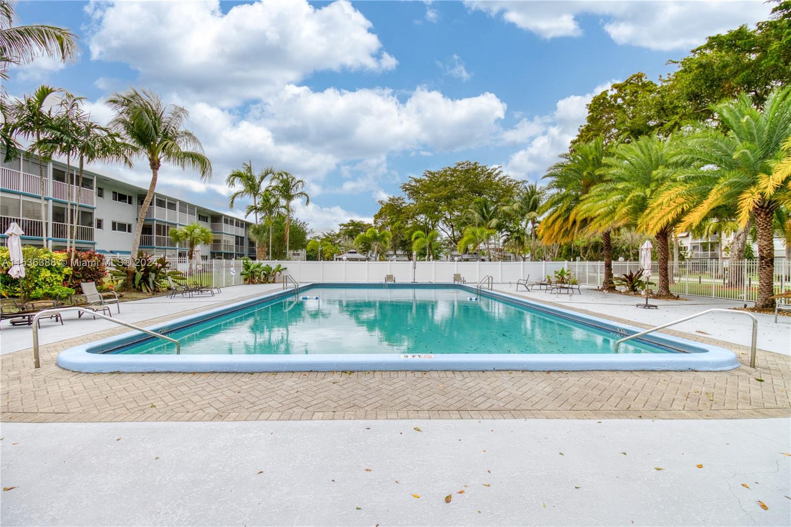 1101 Hillcrest Ct 101, Hollywood, Florida 33021, 1 Bedroom Bedrooms, ,1 BathroomBathrooms,Residential,For Sale,1101 Hillcrest Ct 101,A11536388